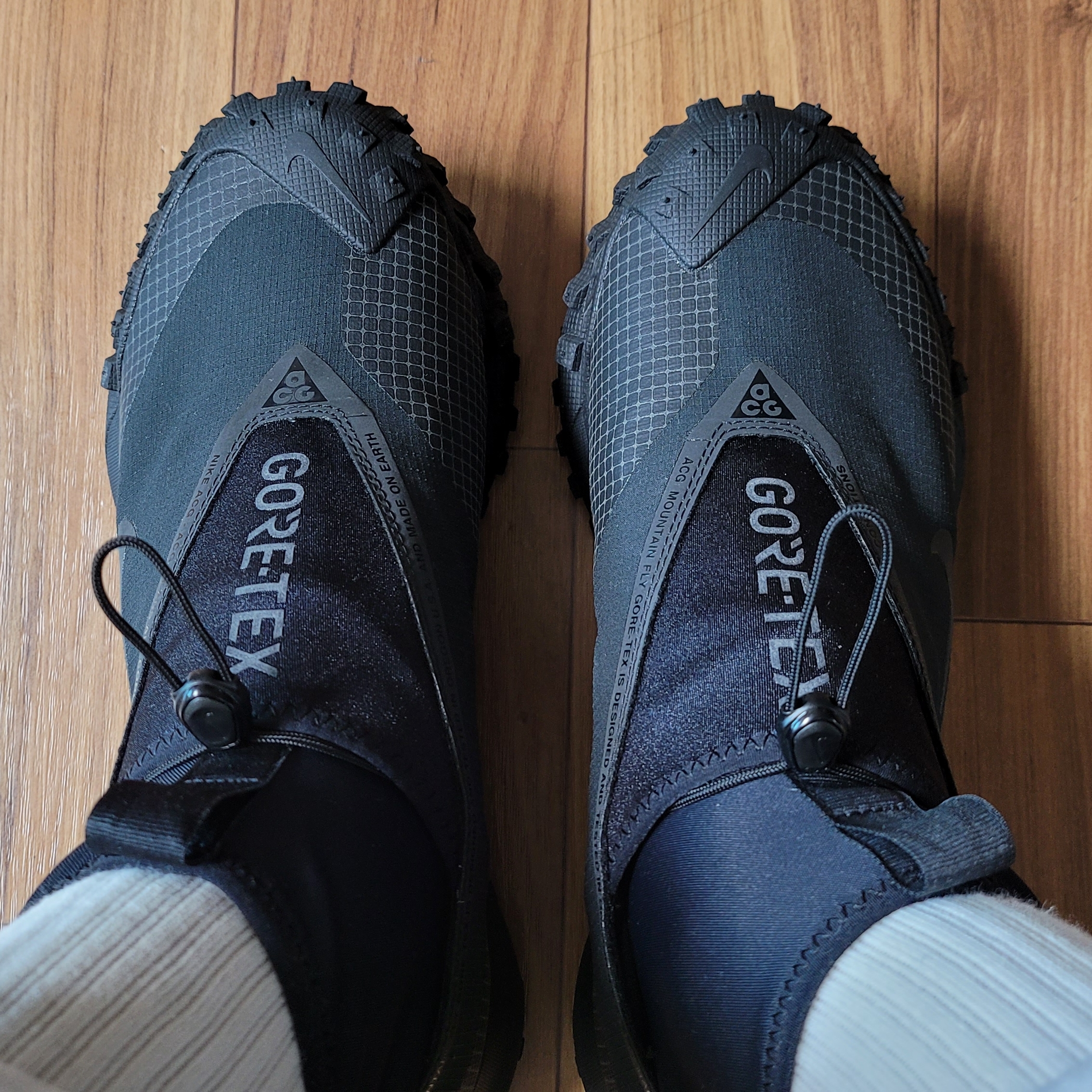 Nike ACG Mountain Fly Gore-Tex Black and Dark Grey 착용 스타일