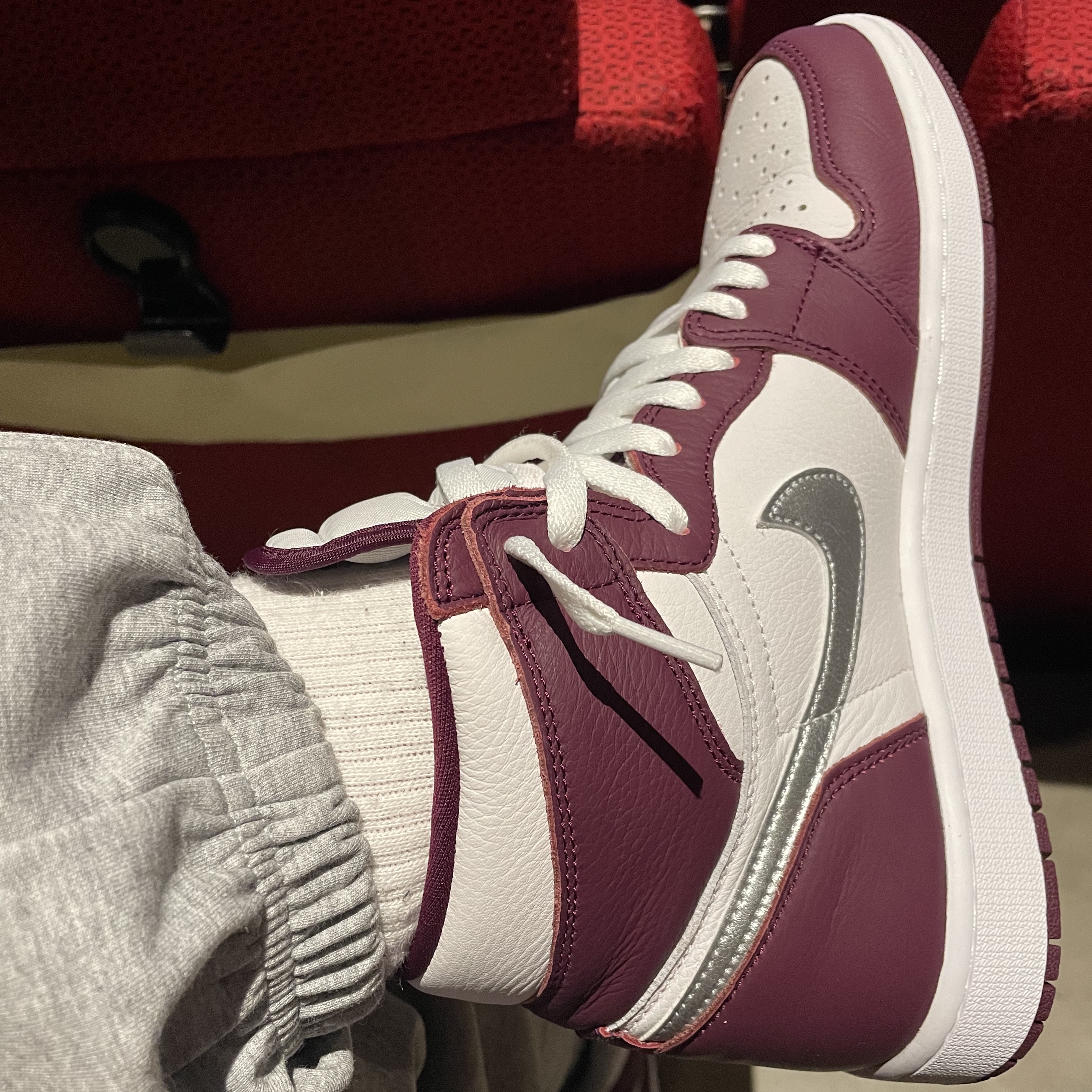 IAB Studio Hoodie Raspberry, Jordan 1 Retro High OG Bordeaux 착용 스타일 - 3