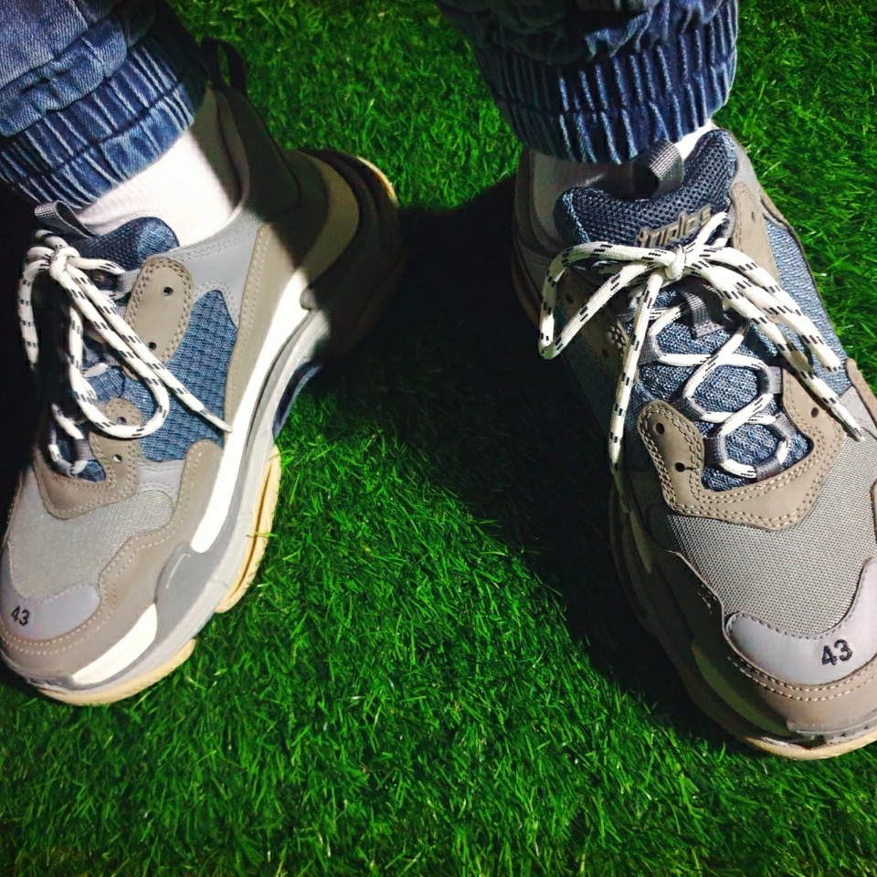 Balenciaga Triple S Grey 2018 착용 스타일 - 4