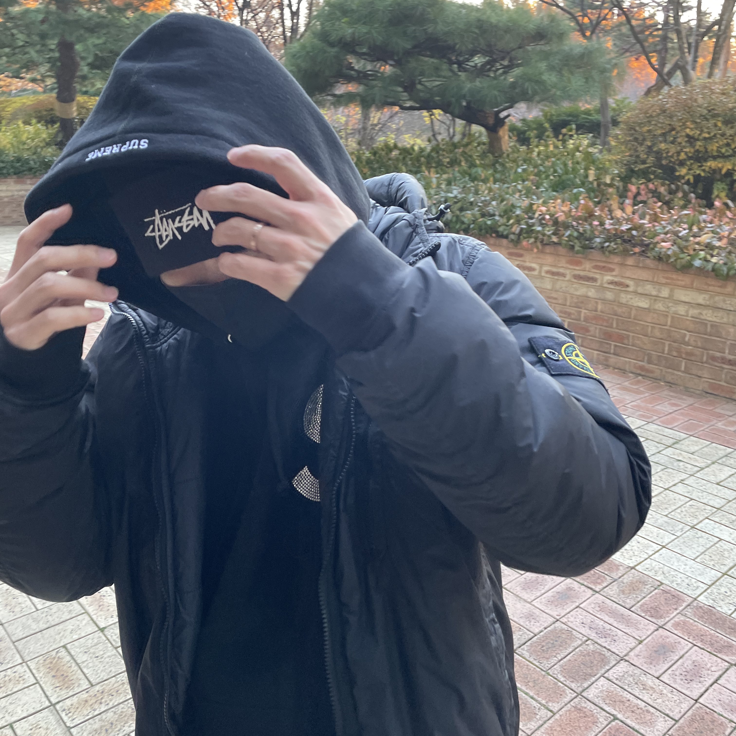 Nike x Stussy Cuff Beanie Black, Jordan 1 Retro High OG Metallic Gold 착용 스타일 - 5
