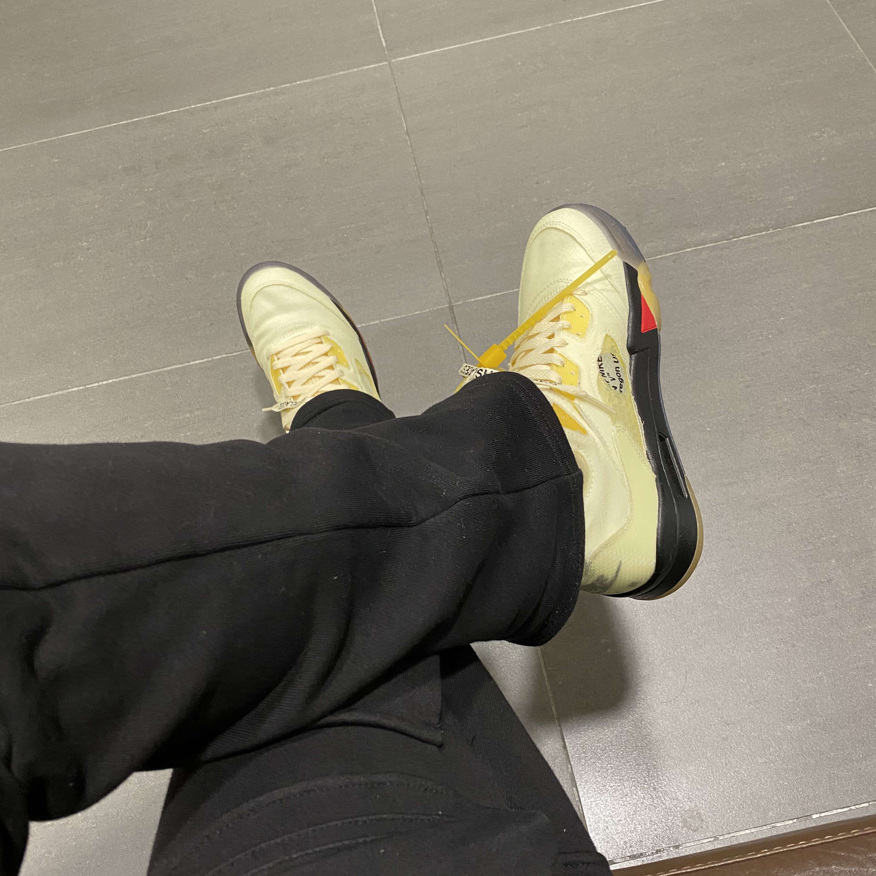Jordan 5 x Off-White Retro SP Sail Fire Red 착용 스타일