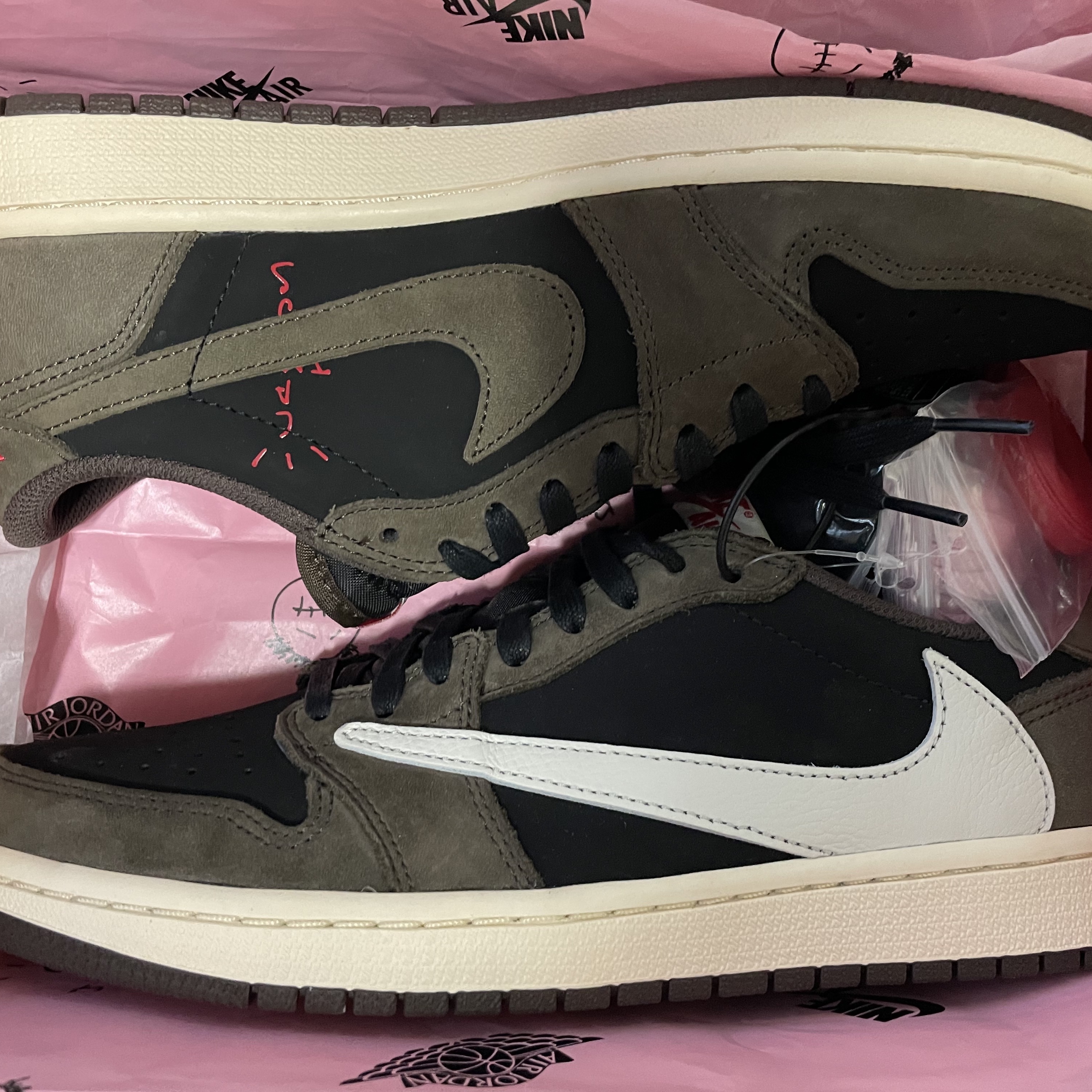 Jordan 1 x Travis Scott Retro Low OG SP Mocha, Jordan 1 x Travis Scott x Fragment Retro Low OG SP Military Blue 착용 스타일 - 1