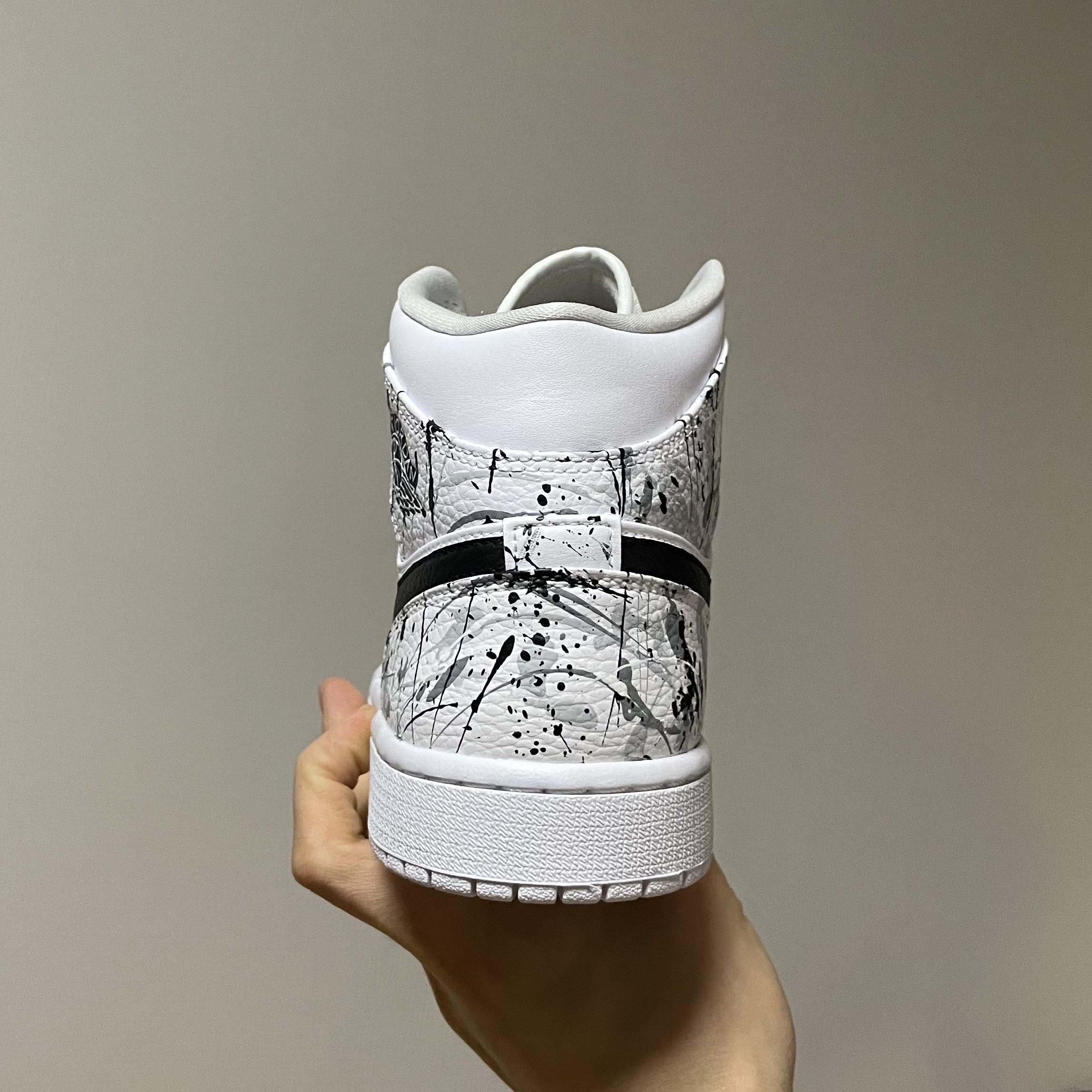 Jordan 1 Mid Triple White 착용 스타일 - 3
