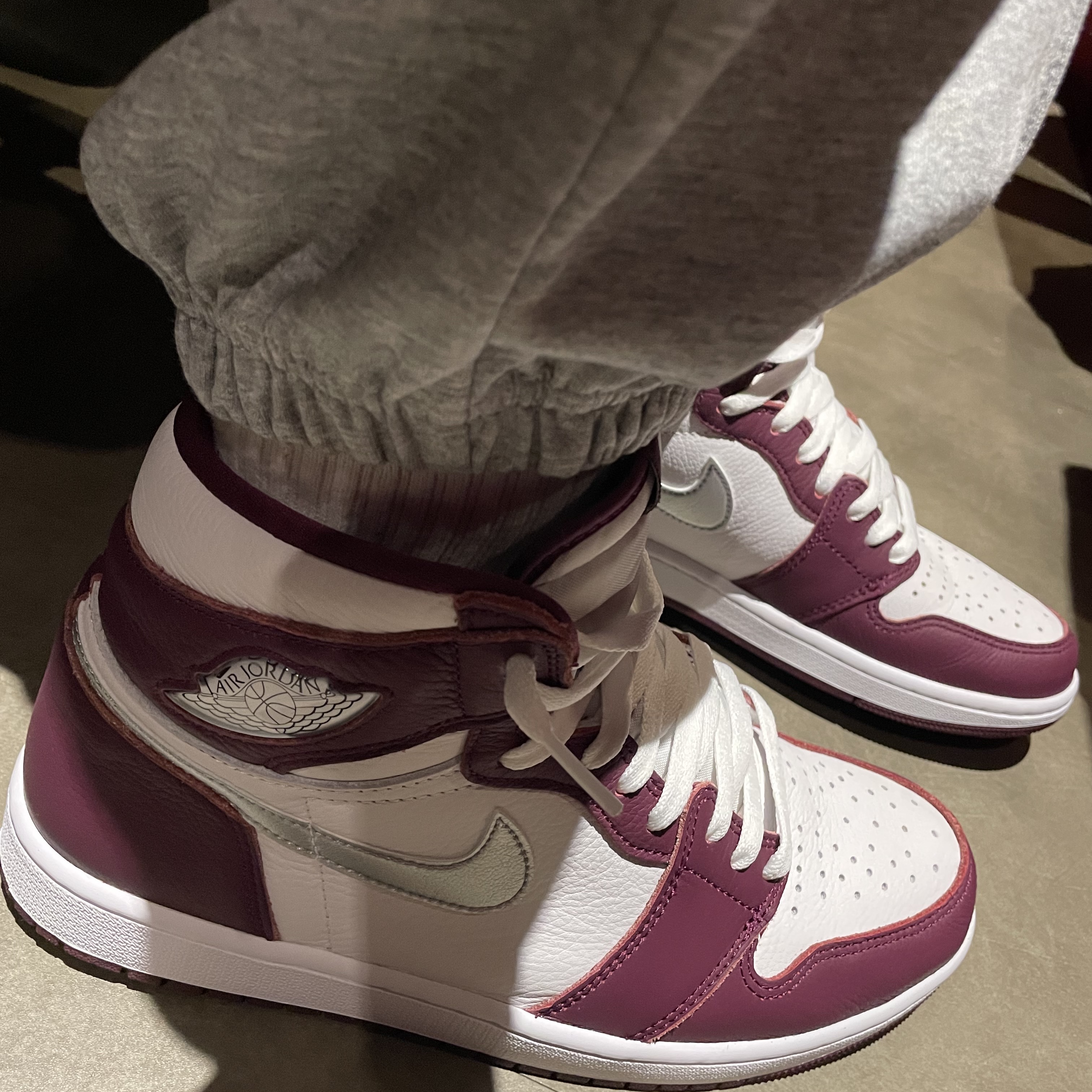 IAB Studio Hoodie Raspberry, Jordan 1 Retro High OG Bordeaux 착용 스타일 - 2
