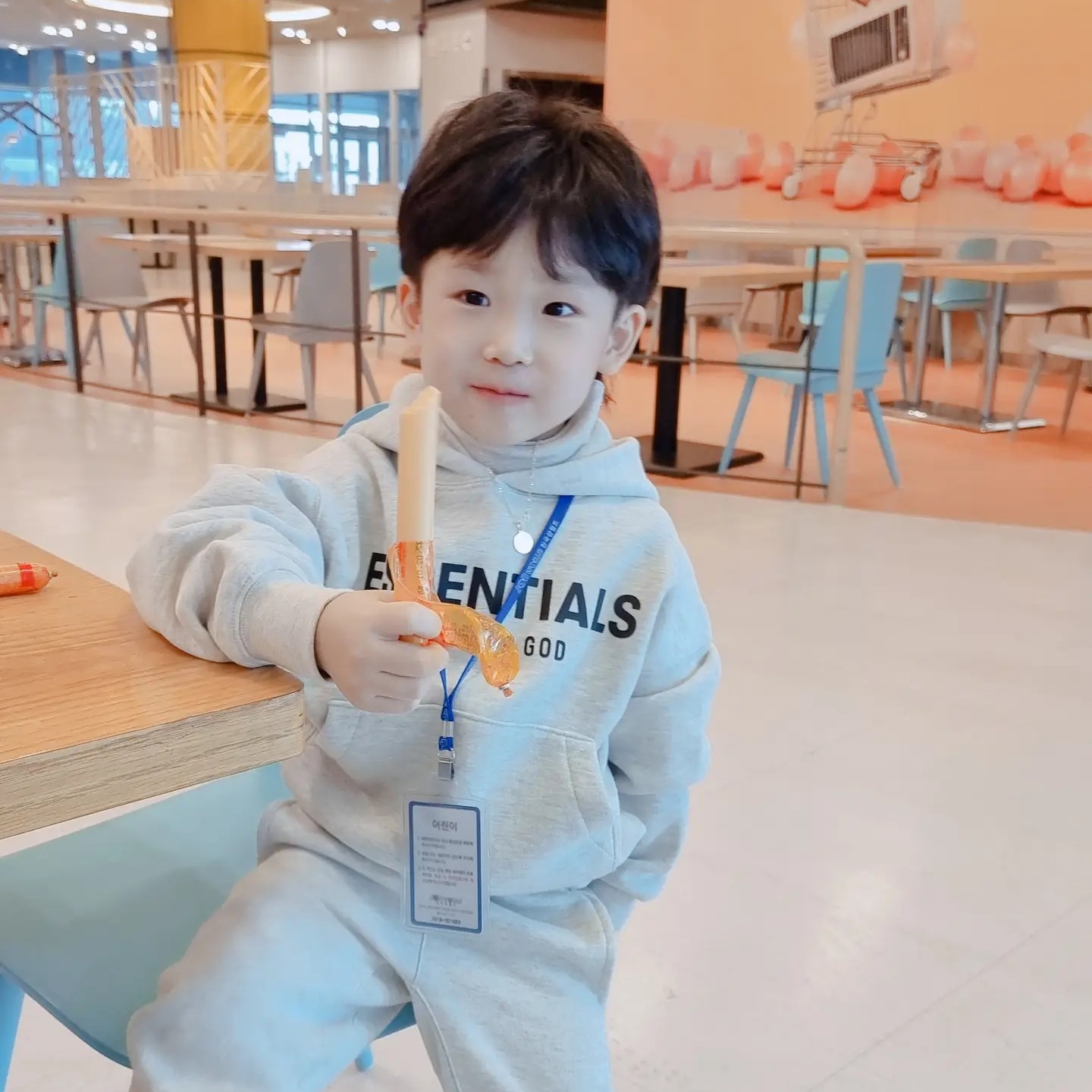 (Kids) Essentials Pull-Over Hoodie Oatmeal - 21SS, (Kids) Essentials Sweatpants Oatmeal - 21SS 착용 스타일 - 2