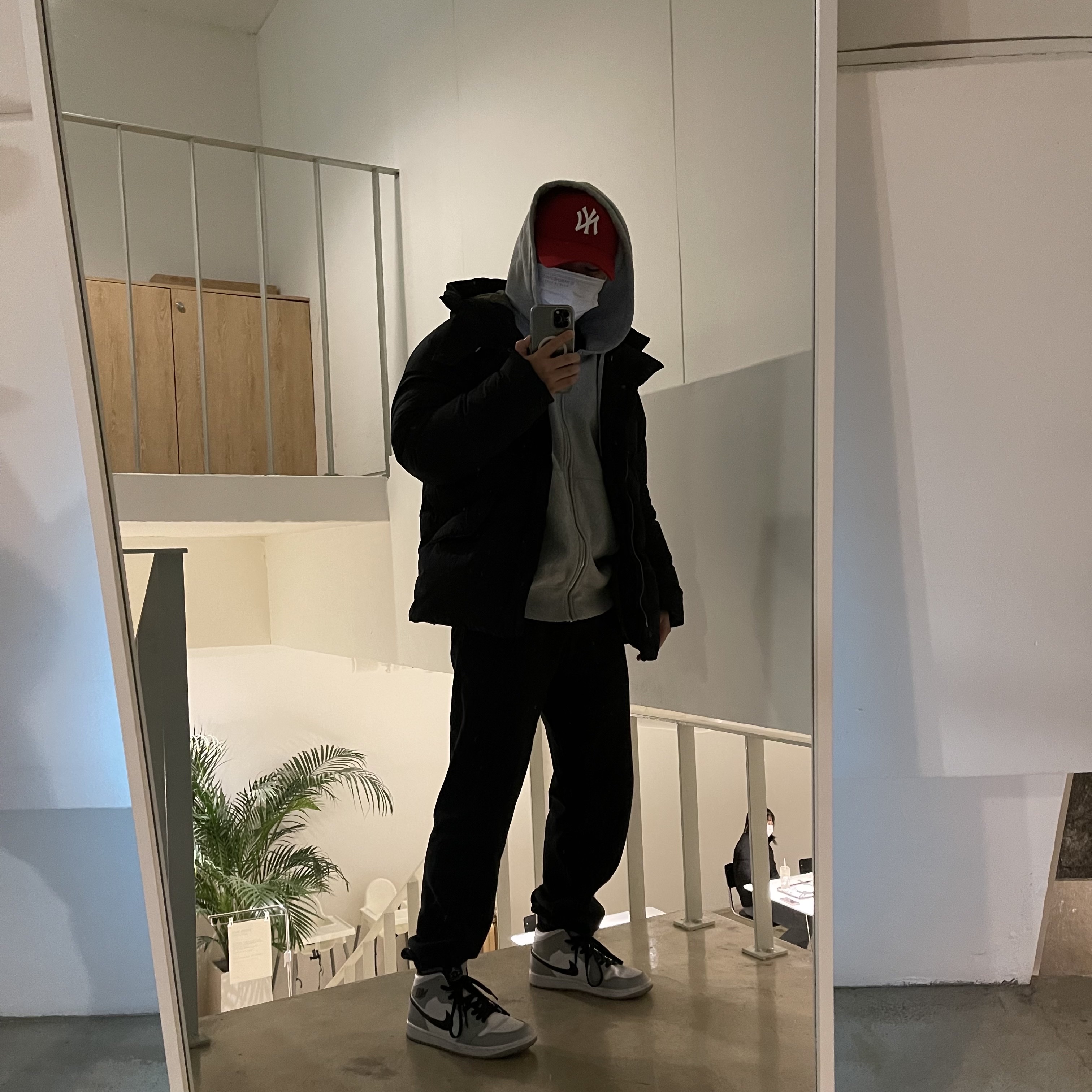 Jordan 1 Mid Light Smoke Grey, Ten C Artic Down Parka Black 착용 스타일