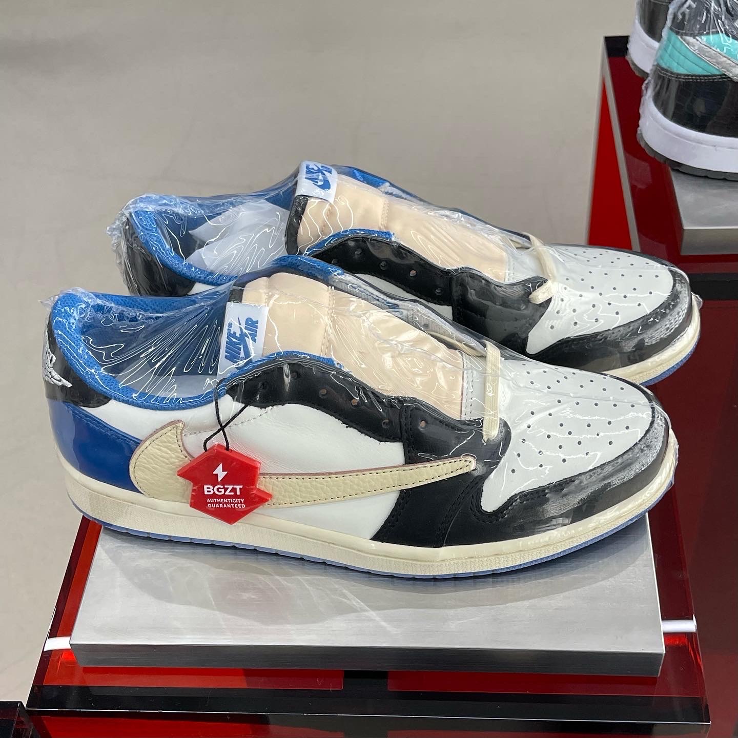 Nike x Stussy Air Force 1 Low Triple Black, Jordan 1 x Travis Scott x Fragment Retro Low OG SP Military Blue 착용 스타일 - 3