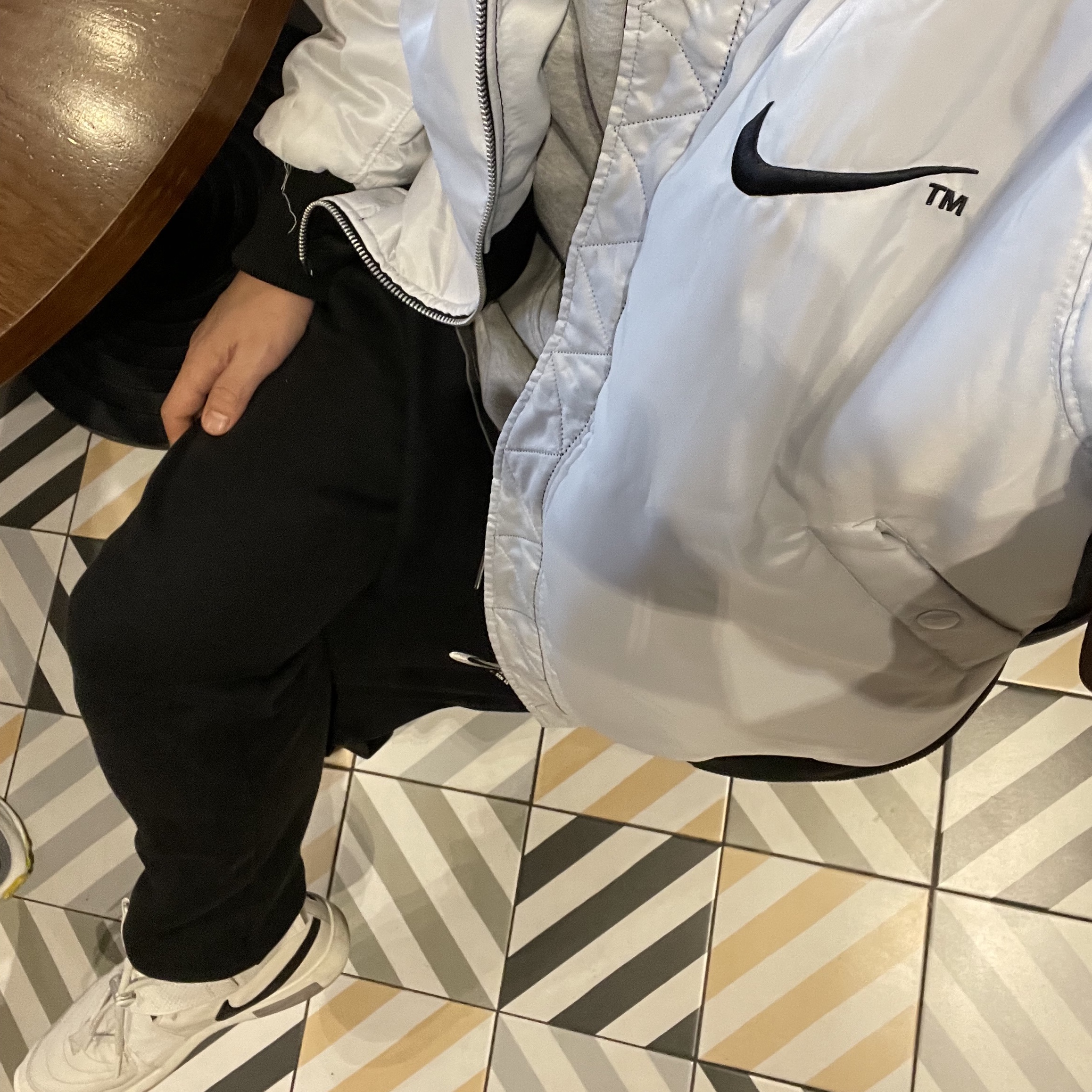 Nike NSW Swoosh Therma-Fit Bomber Black - Asia, Nike x Fear of God Air Fear of God Raid Light Bone 착용 스타일 - 1