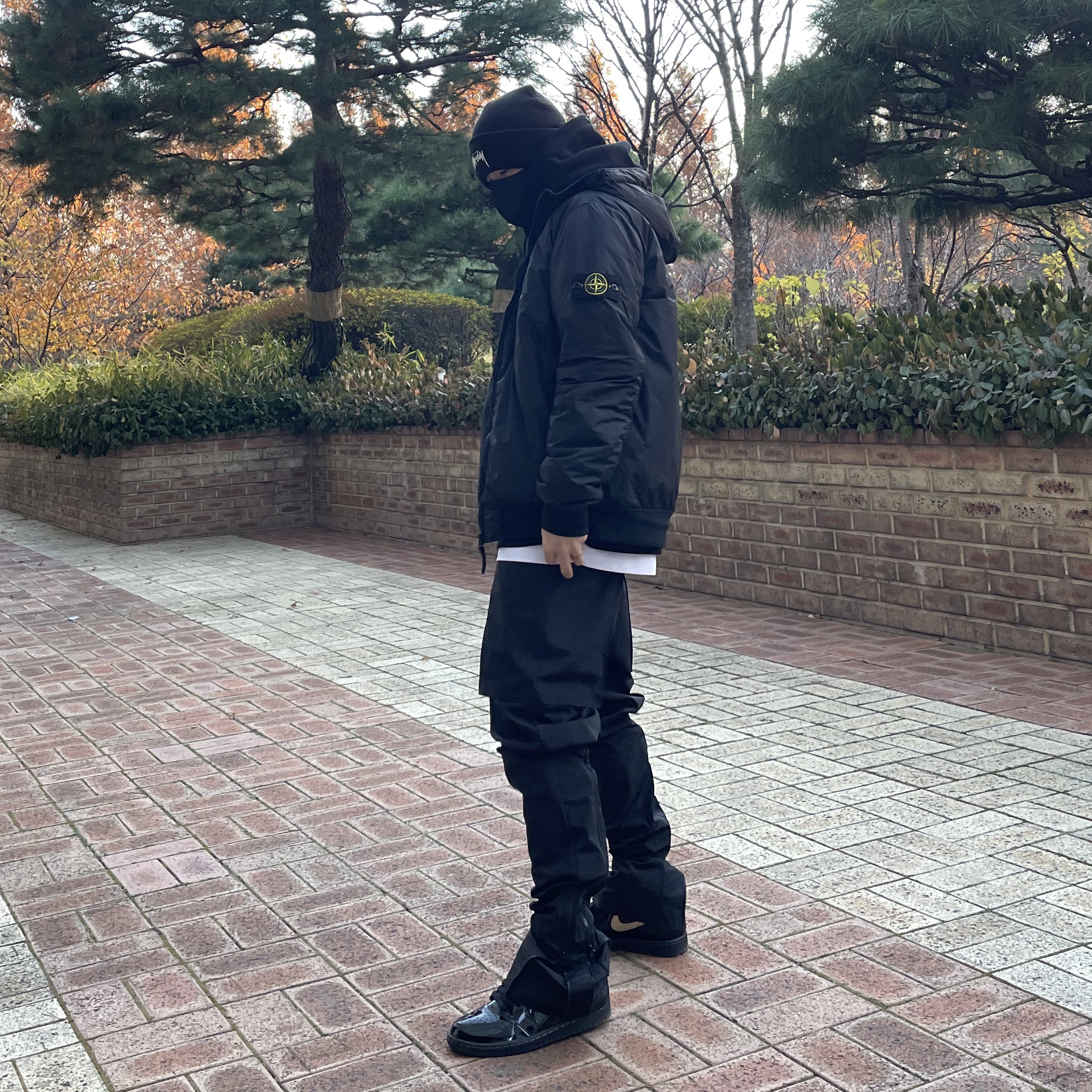 Nike x Stussy Cuff Beanie Black, Jordan 1 Retro High OG Metallic Gold 착용 스타일 - 2