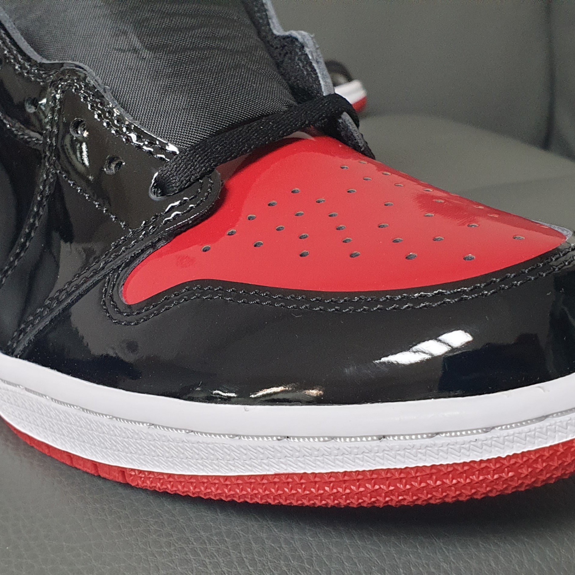 Jordan 1 Retro High OG Patent Bred 착용 스타일 - 2