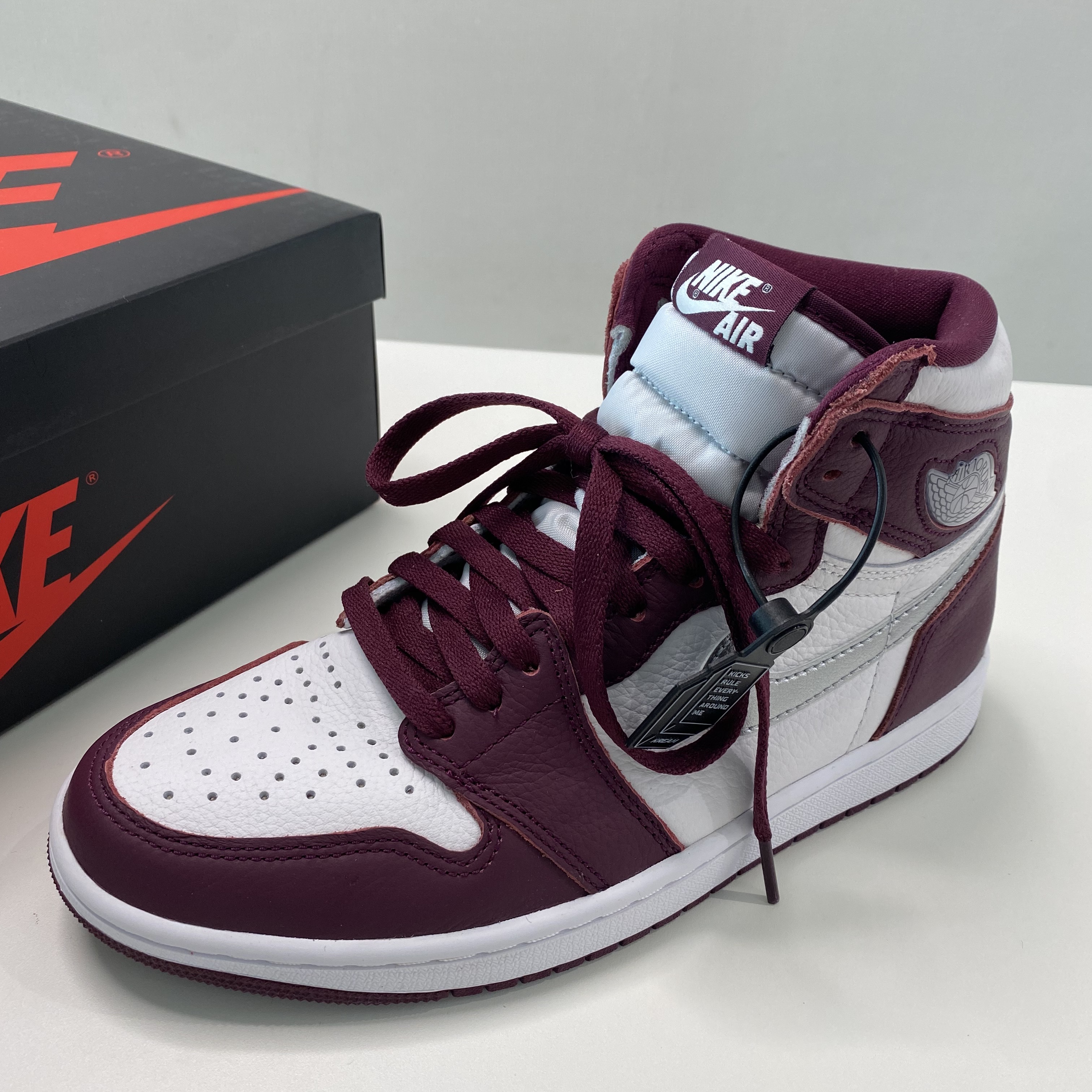 Jordan 1 Retro High OG Bordeaux 착용 스타일 - 2