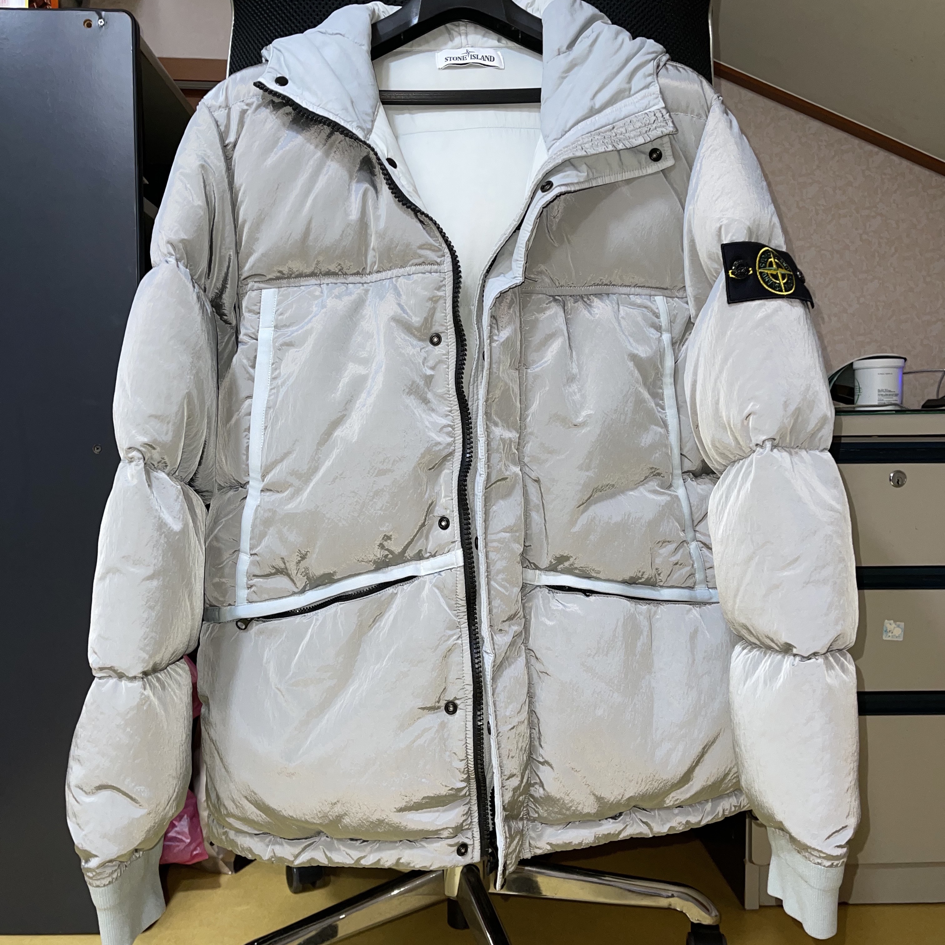 Stone Island 44508 Nylon Metal Down-TC Jacket Light Grey - 21FW 착용 스타일 - 1