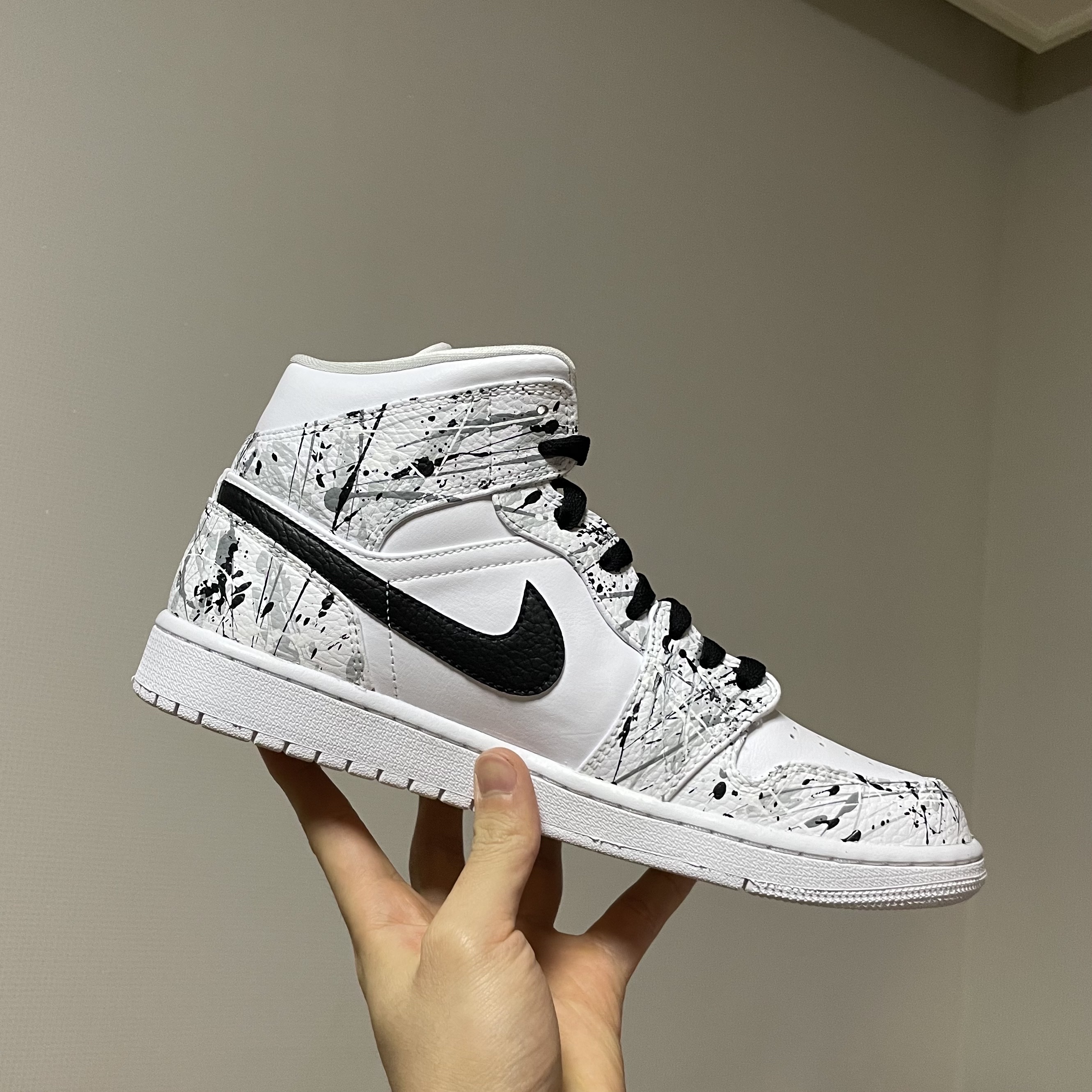 Jordan 1 Mid Triple White 착용 스타일 - 2