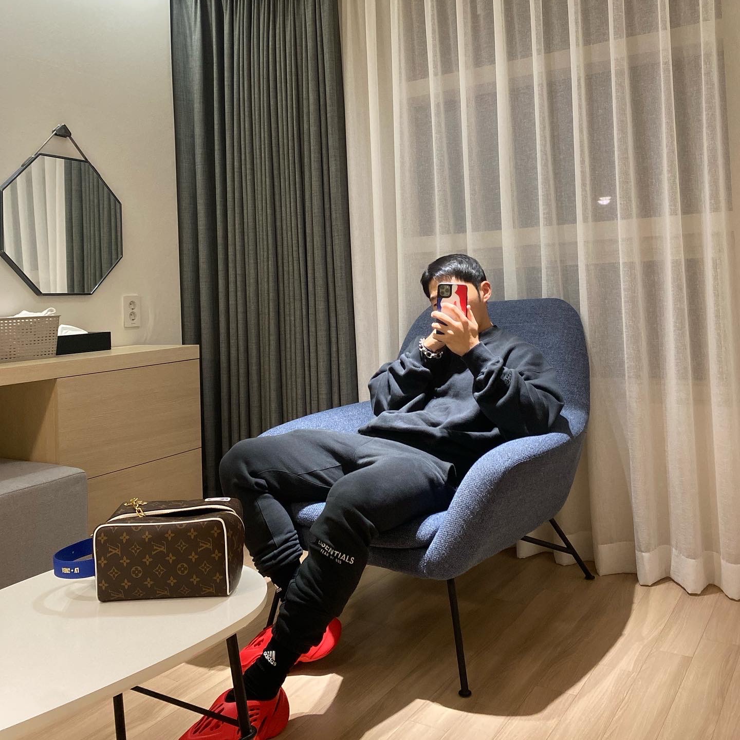 Adidas Yeezy Foam RNNR Vermilion 착용 스타일