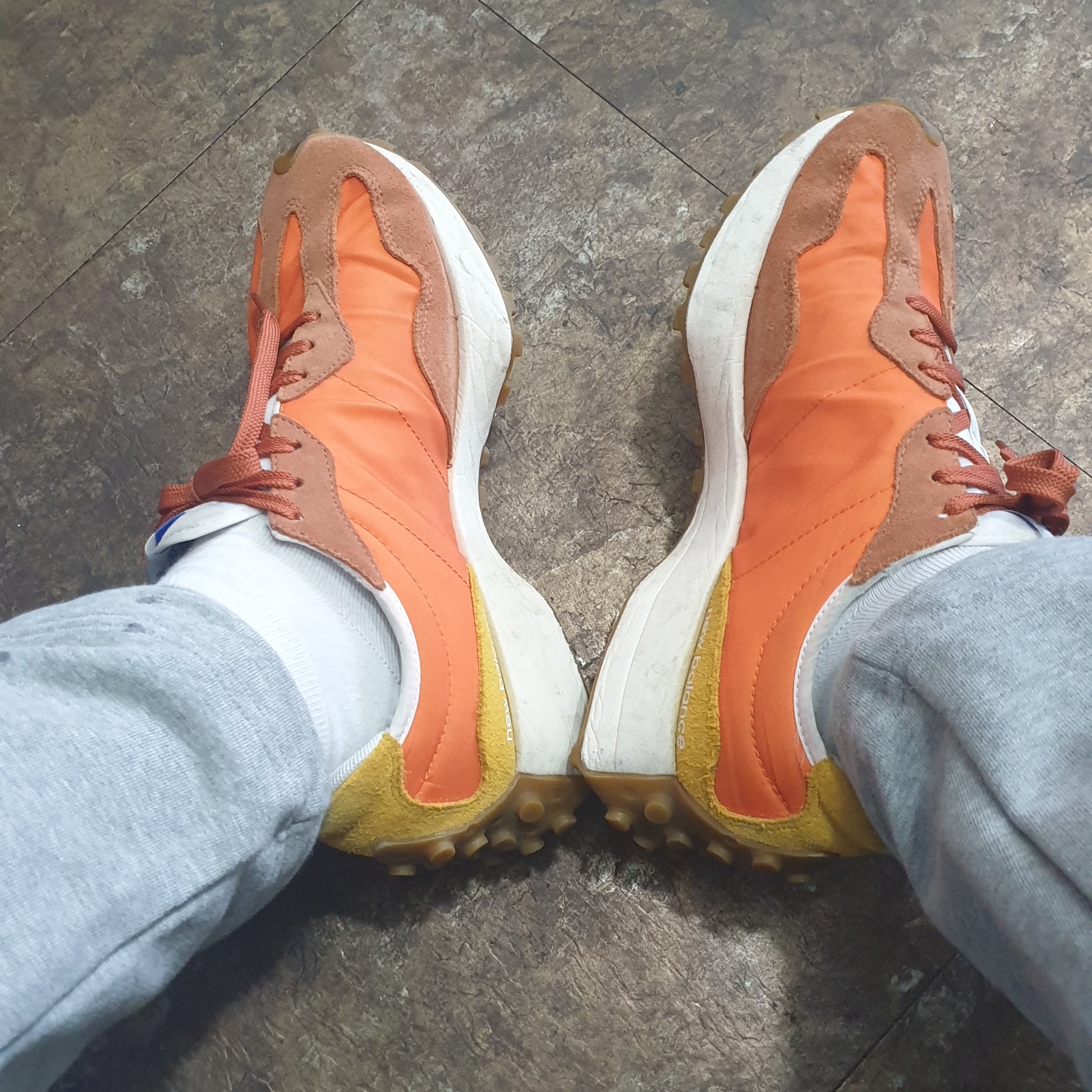New Balance 327 Orange 착용 스타일
