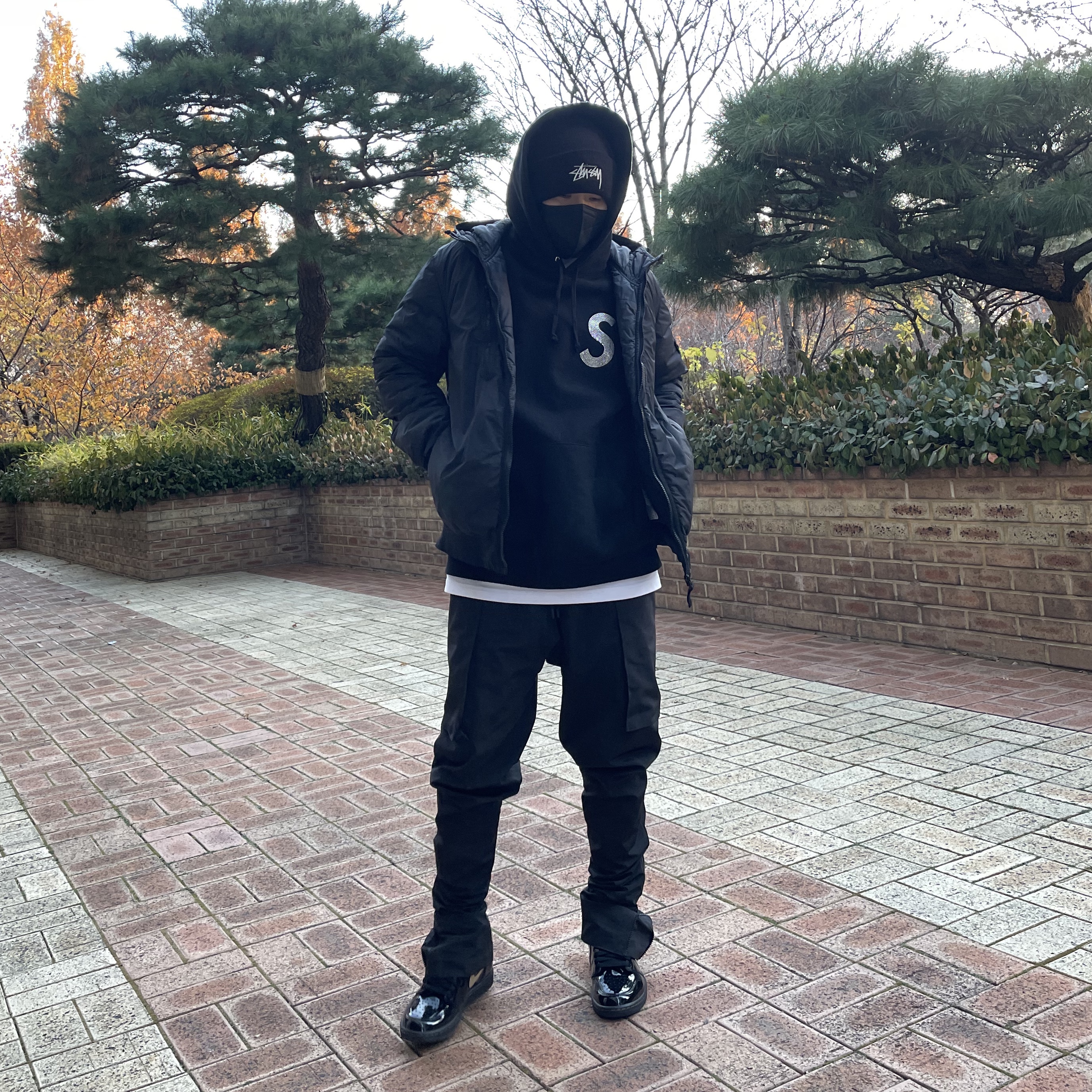 Nike x Stussy Cuff Beanie Black, Jordan 1 Retro High OG Metallic Gold 착용 스타일 - 3