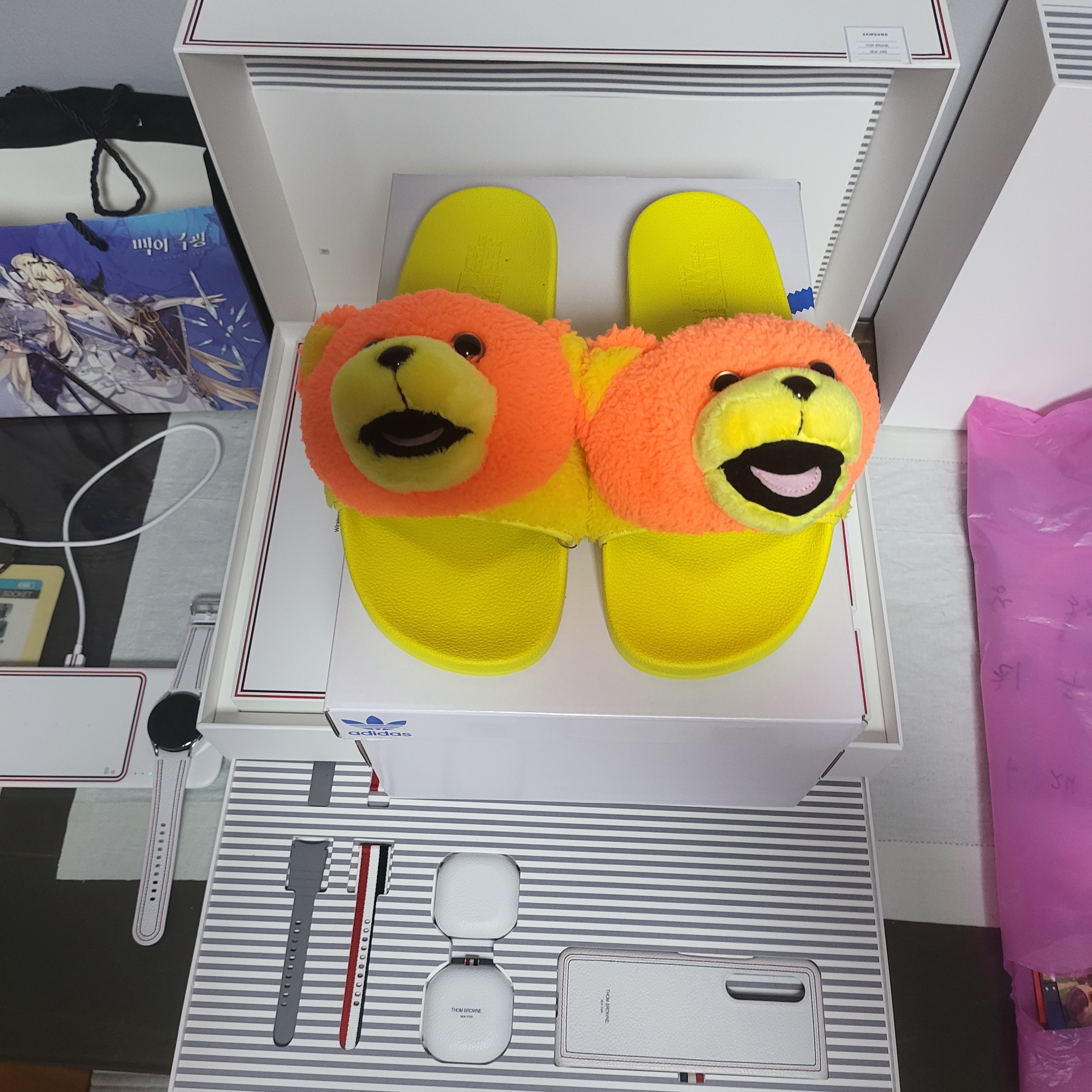 Adidas x Jeremy Scott Adilette Teddy Slide Solar Orange, Samsung Galaxy Watch4 Classic Thom Browne Edition (Korean Ver.) 착용 스타일 - 1