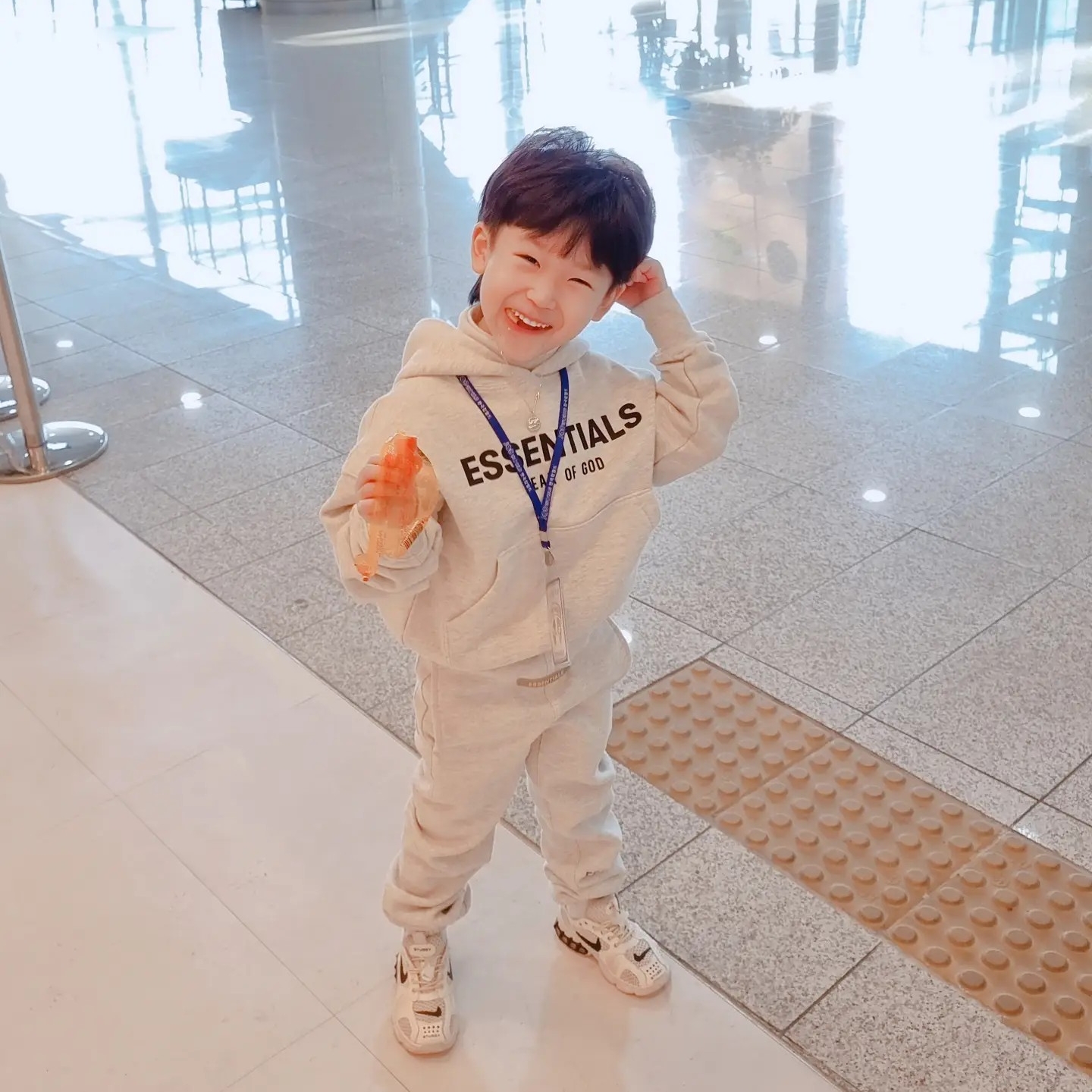 (Kids) Essentials Pull-Over Hoodie Oatmeal - 21SS, (Kids) Essentials Sweatpants Oatmeal - 21SS 착용 스타일 - 3