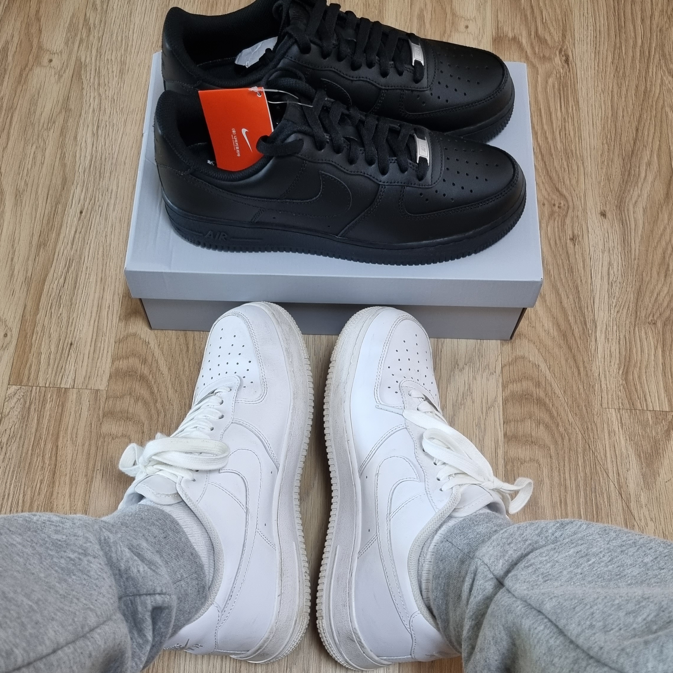 Nike Air Force 1 '07 Low Triple Black, Nike Air Force 1 '07 Low White 착용 스타일