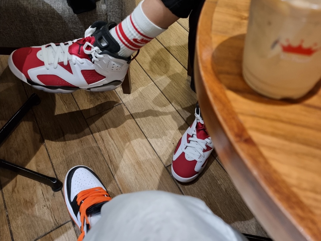 Jordan 6 Retro Carmine 2021, (GS) Jordan 1 Retro High OG Electro Orange 착용 스타일