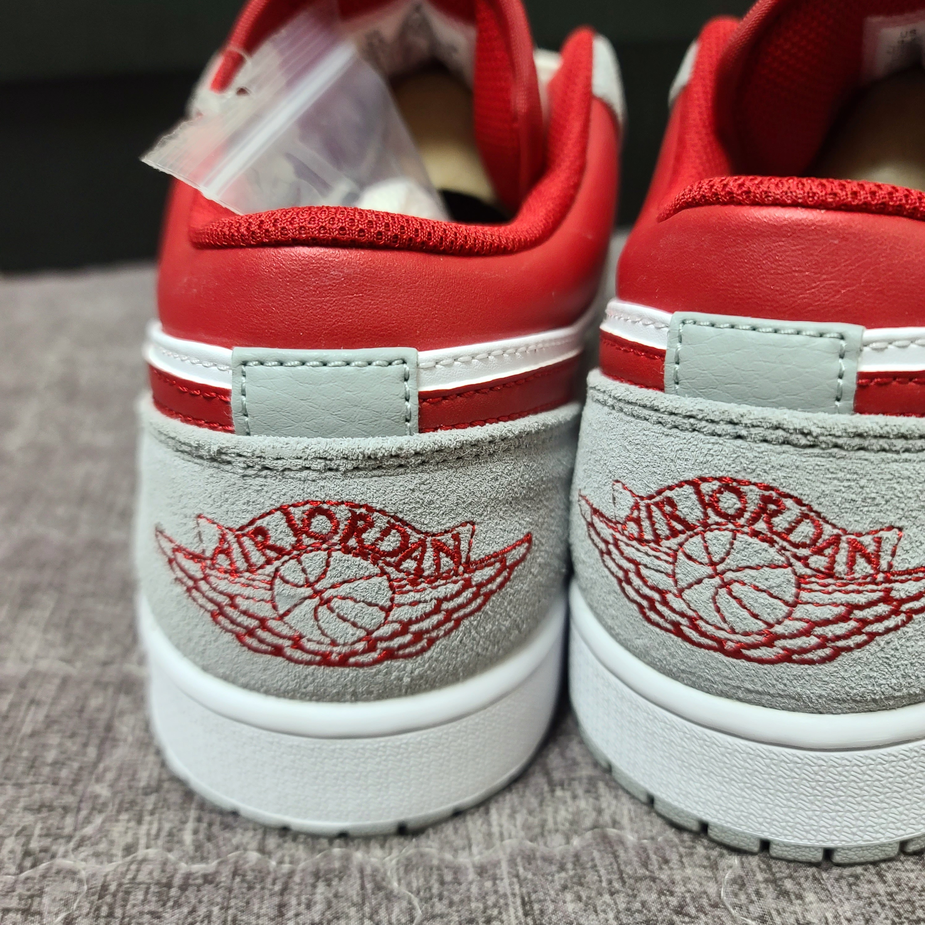 Jordan 1 Low SE Light Smoke Grey Gym Red 착용 스타일 - 4