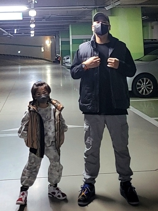 Jordan 2 x Off-White Retro Low SP Black and Varsity Royal, Stone Island G0123 Garment Dyed Crinkle Reps Nylon Down Vest Black - 21FW 착용 스타일 - 3