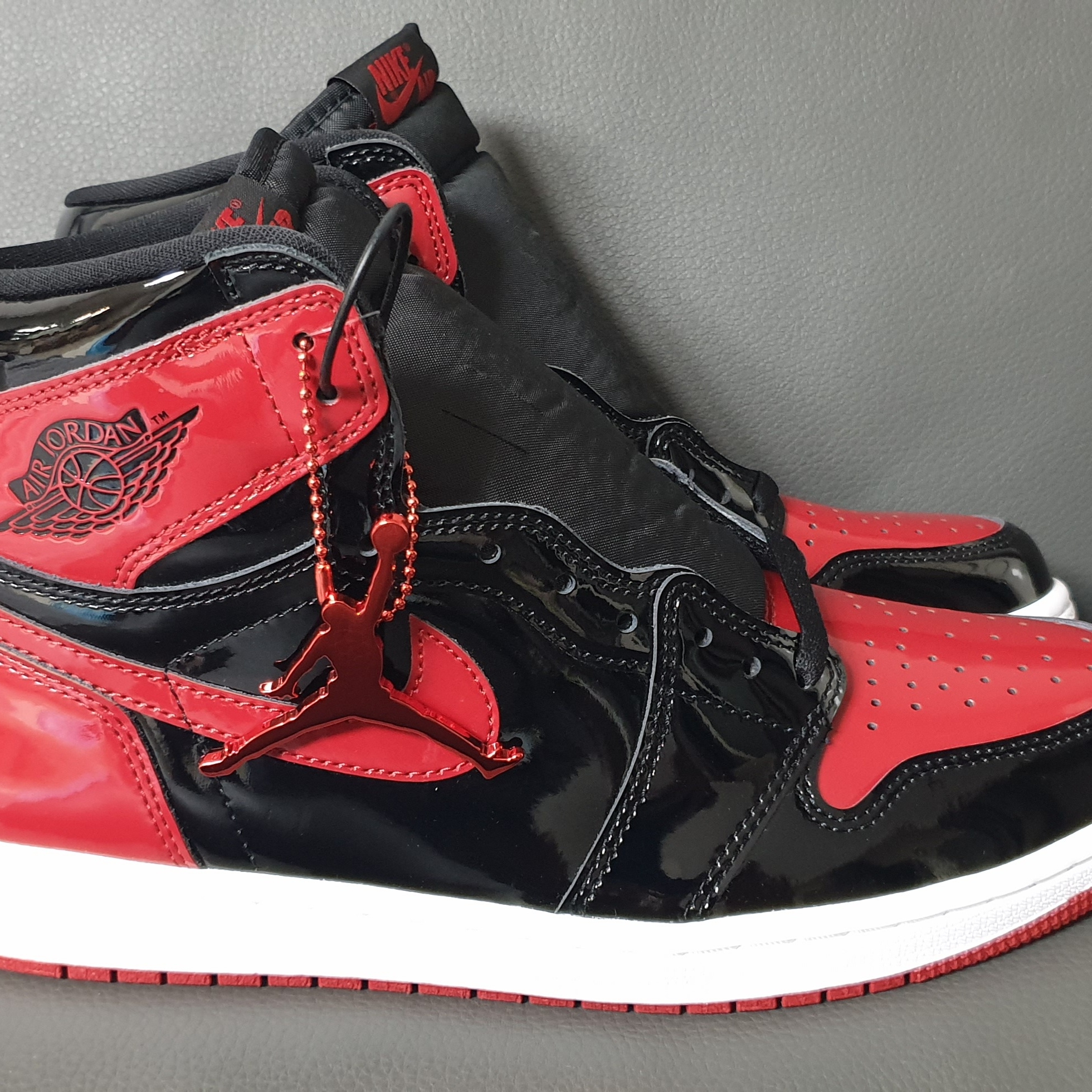 Jordan 1 Retro High OG Patent Bred 착용 스타일 - 3