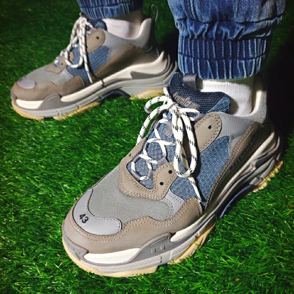 Balenciaga Triple S Grey 2018 착용 스타일 - 5