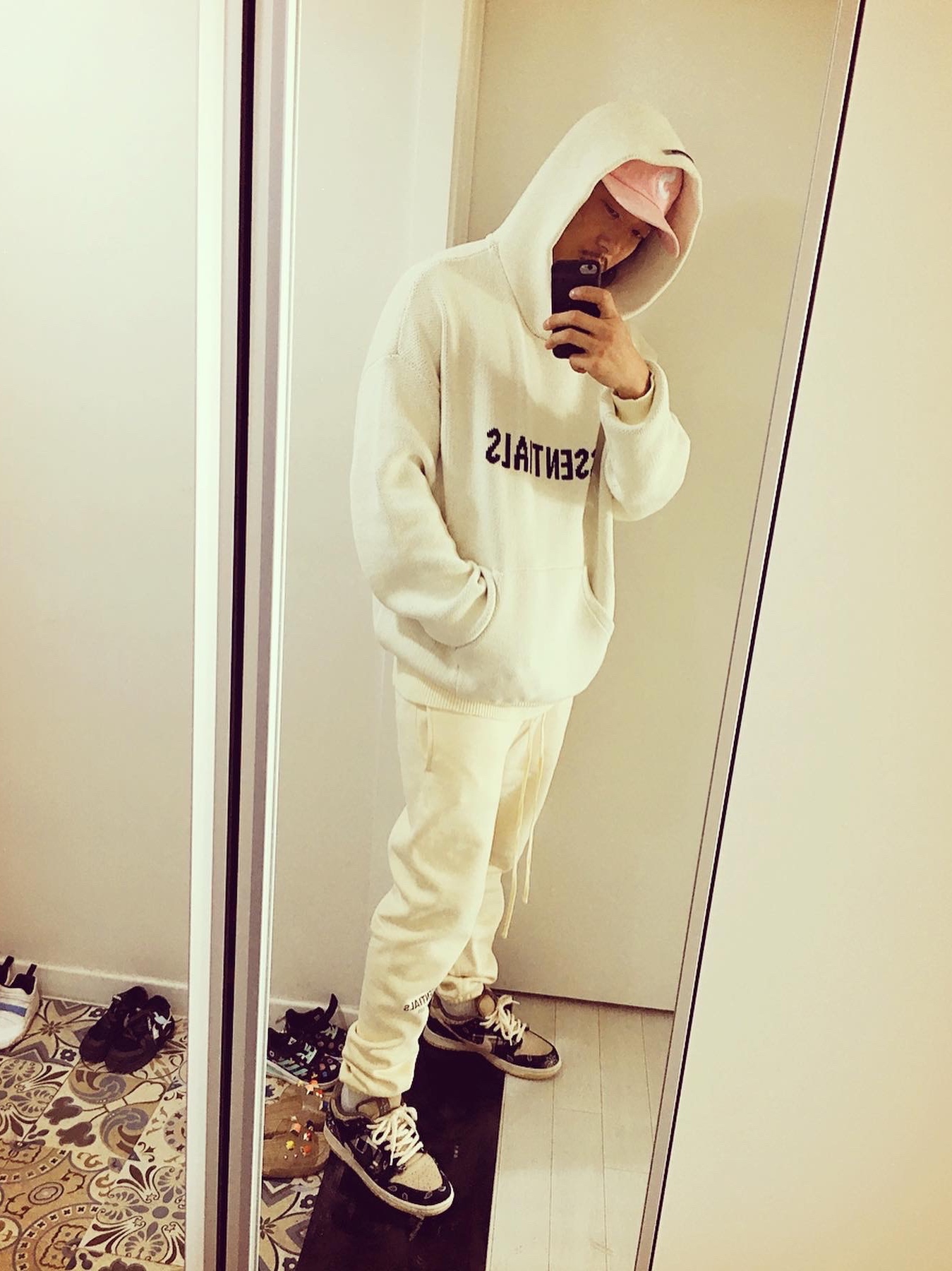 Essentials Sweatpants Buttercream 2020, Essentials Knit Pullover Hoodie Cream - 21SS 착용 스타일 - 2