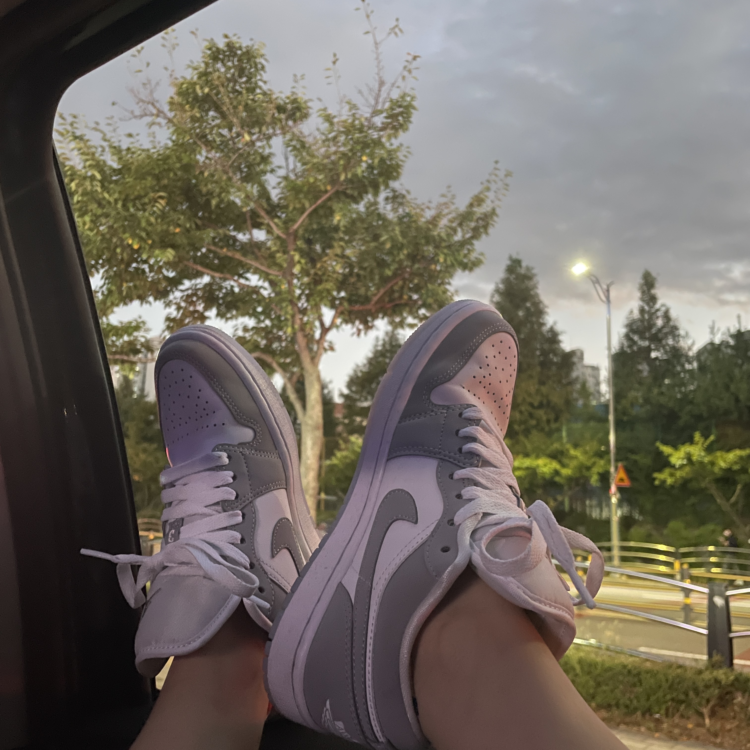 (W) Jordan 1 Low White Wolf Grey 착용 스타일 - 2