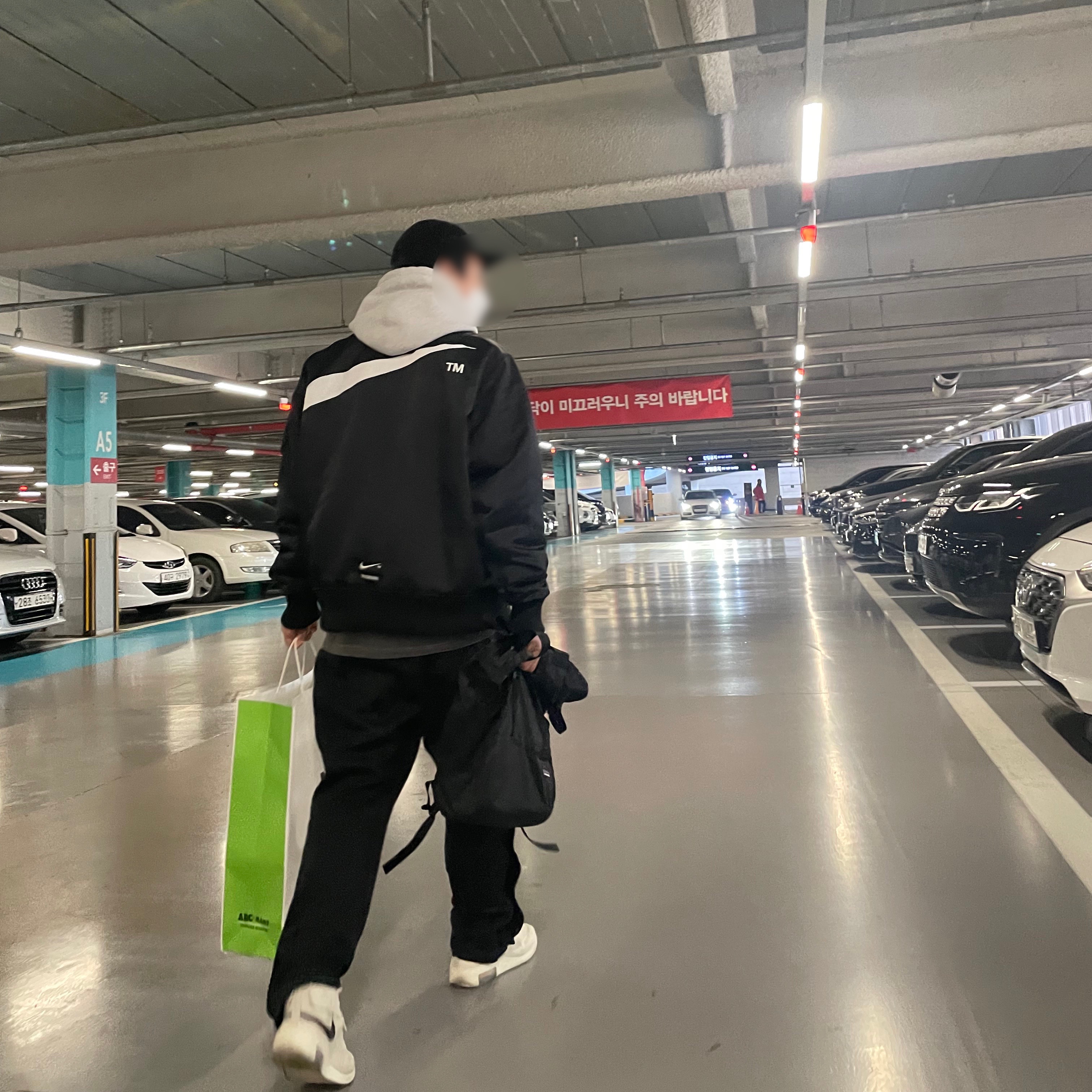 Nike NSW Swoosh Therma-Fit Bomber Black - Asia, Nike x Fear of God Air Fear of God Raid Light Bone 착용 스타일 - 4