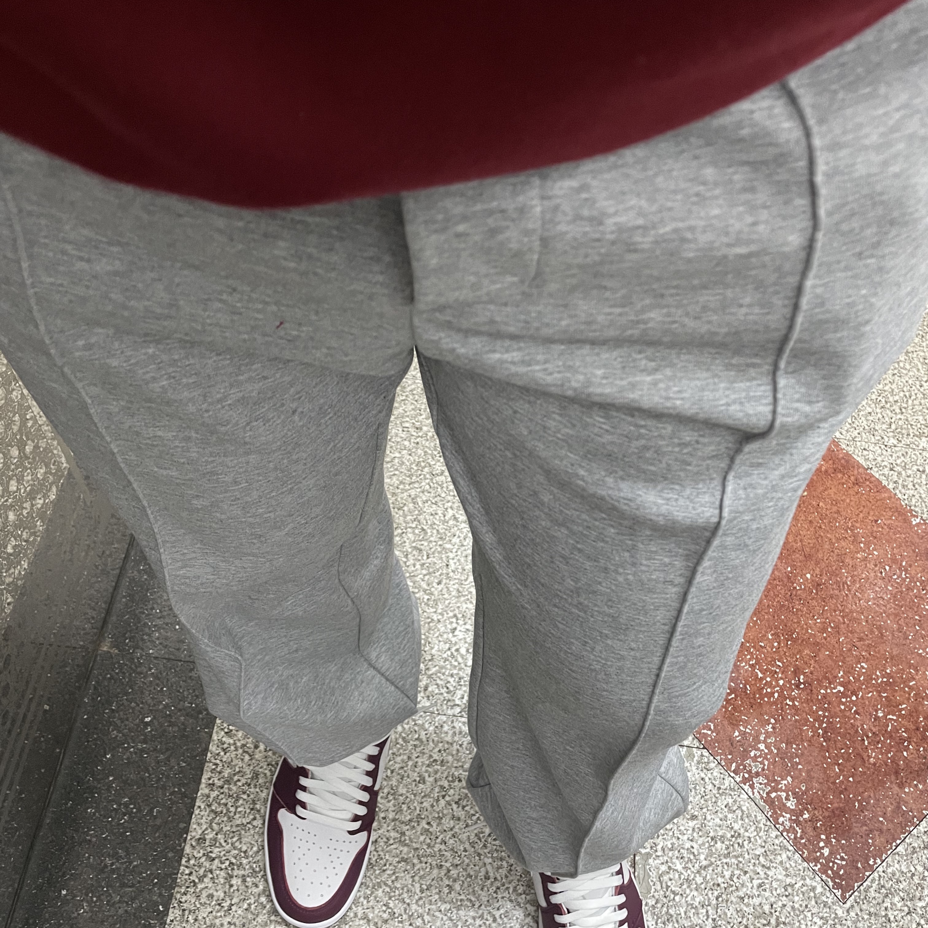 IAB Studio Hoodie Raspberry, Jordan 1 Retro High OG Bordeaux 착용 스타일 - 4