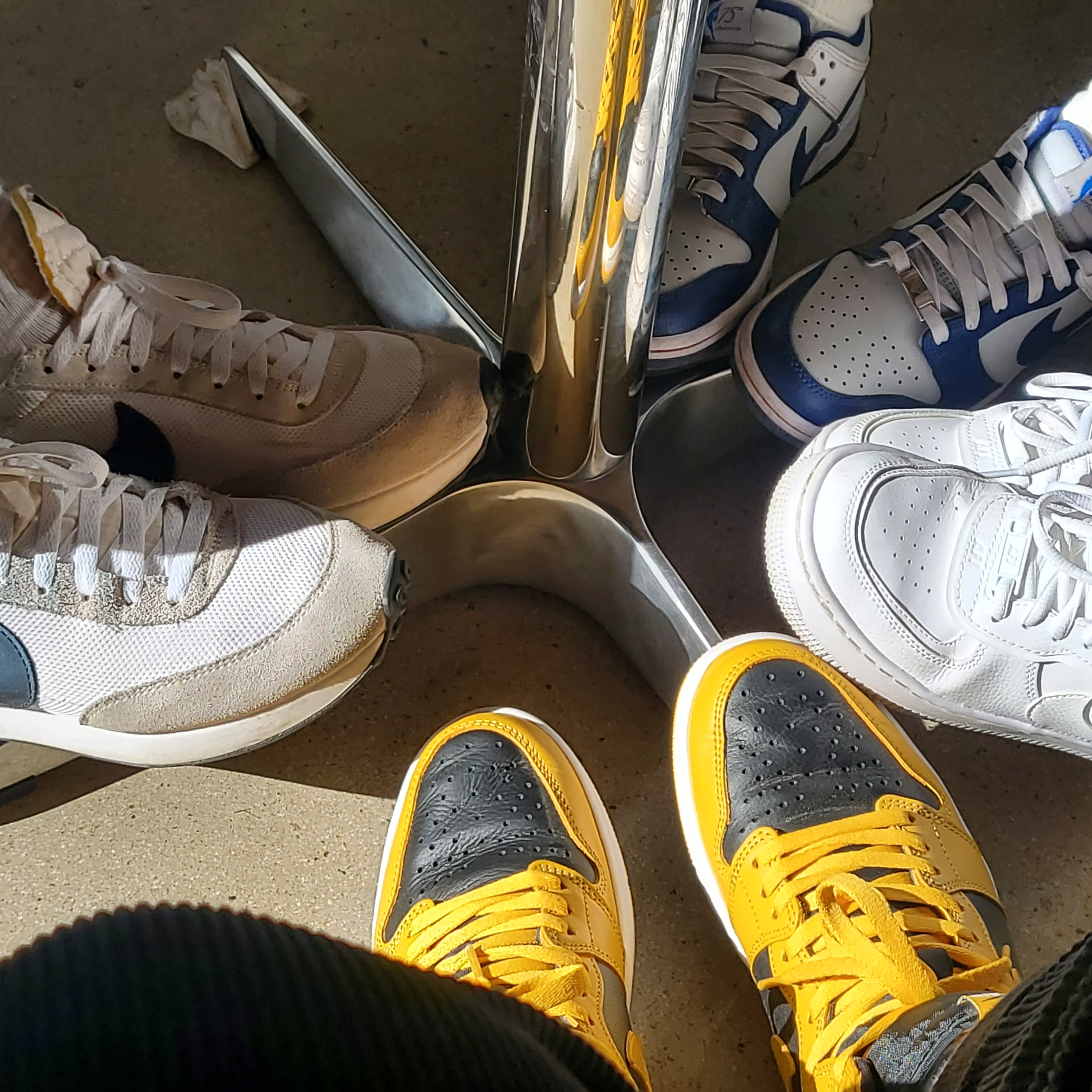 Jordan 1 Retro High OG Pollen, (W) Nike Air Force 1 '07 Low White 착용 스타일