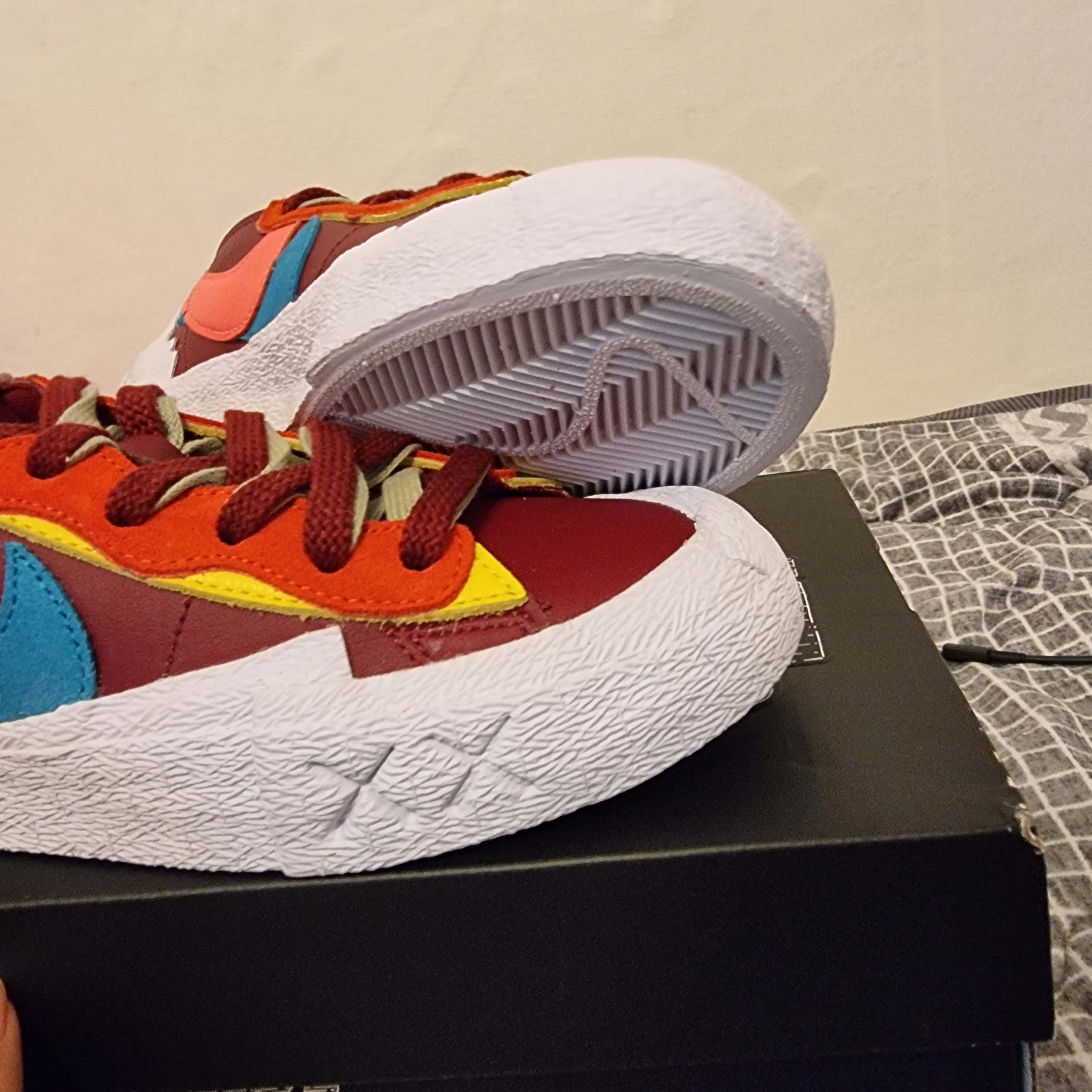 Nike x Sacai x Kaws Blazer Low Team Red 착용 스타일 - 3