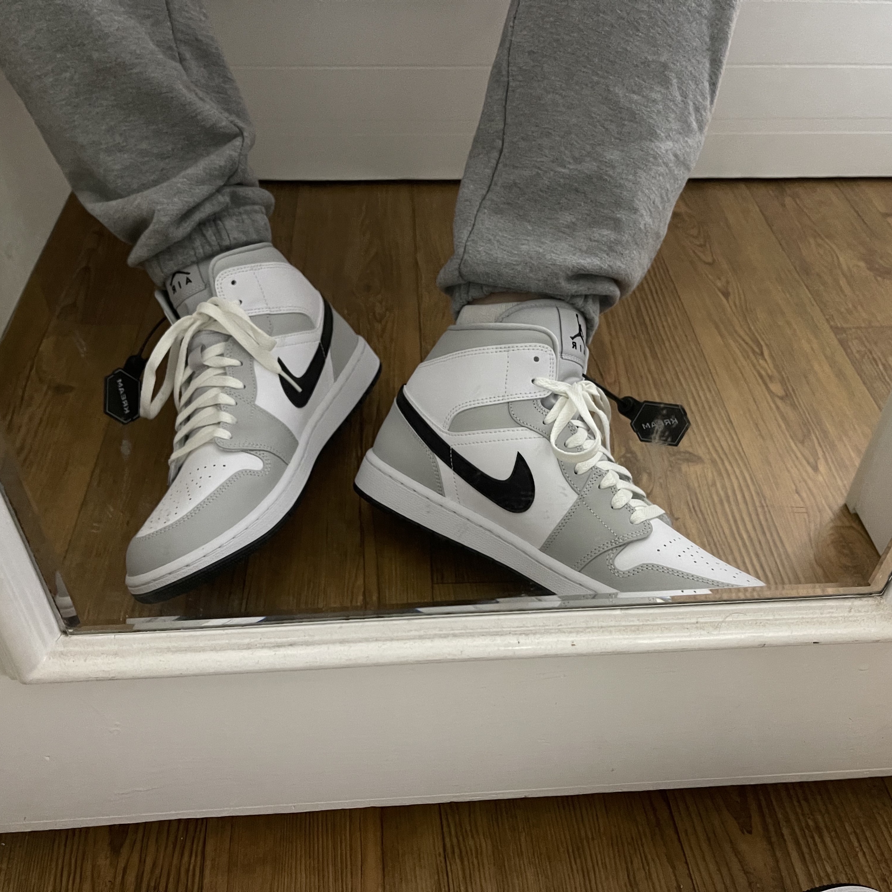 (W) Jordan 1 Mid Grey Fog 착용 스타일 - 2