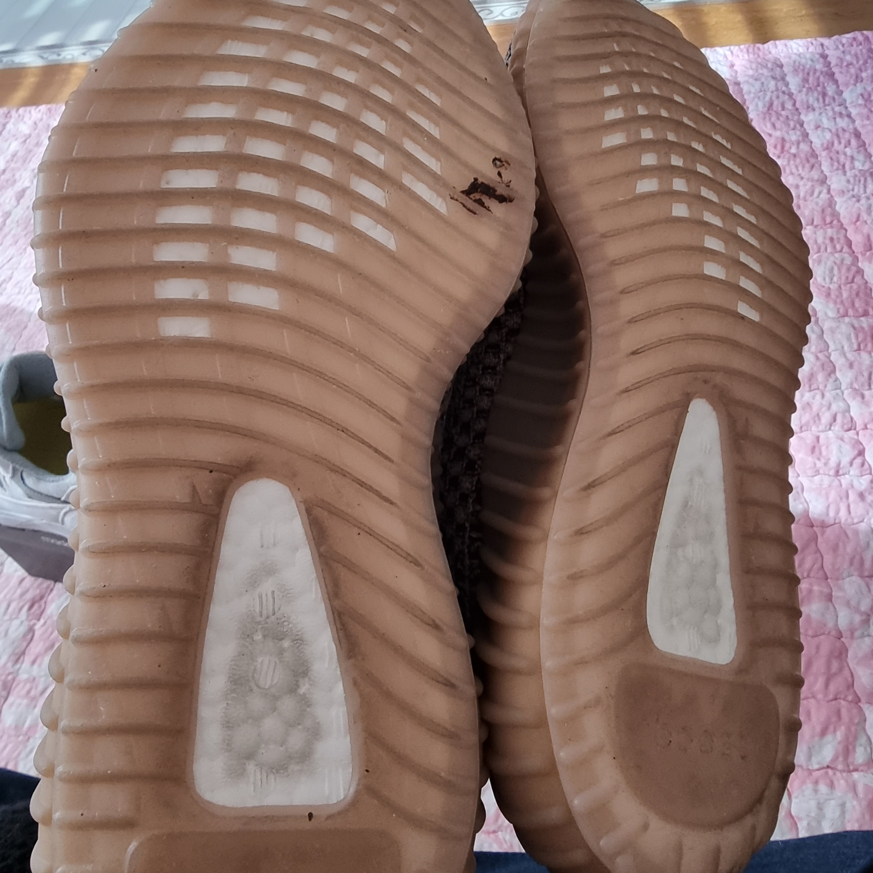 Adidas Yeezy Boost 350 V2 Fade 착용 스타일 - 3