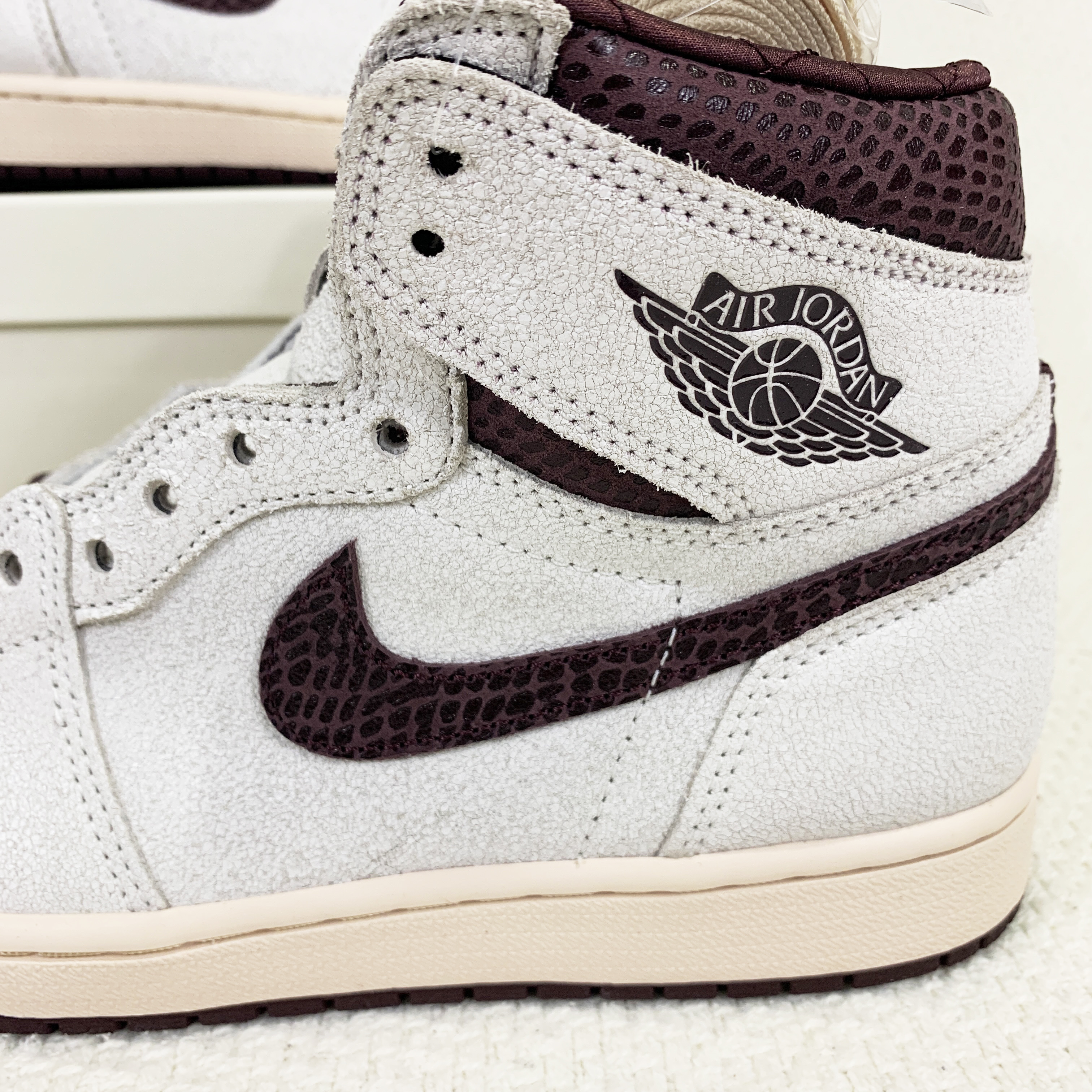 Jordan 1 x A Ma Maniere Retro High OG SP Sail and Burgundy 착용 스타일 - 2