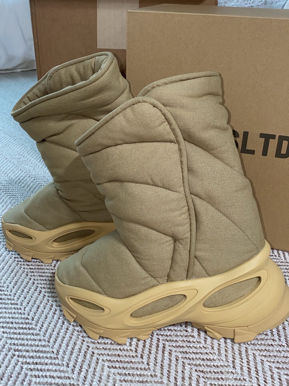 Adidas Yeezy NSLTD Boot Khaki 착용 스타일 - 1