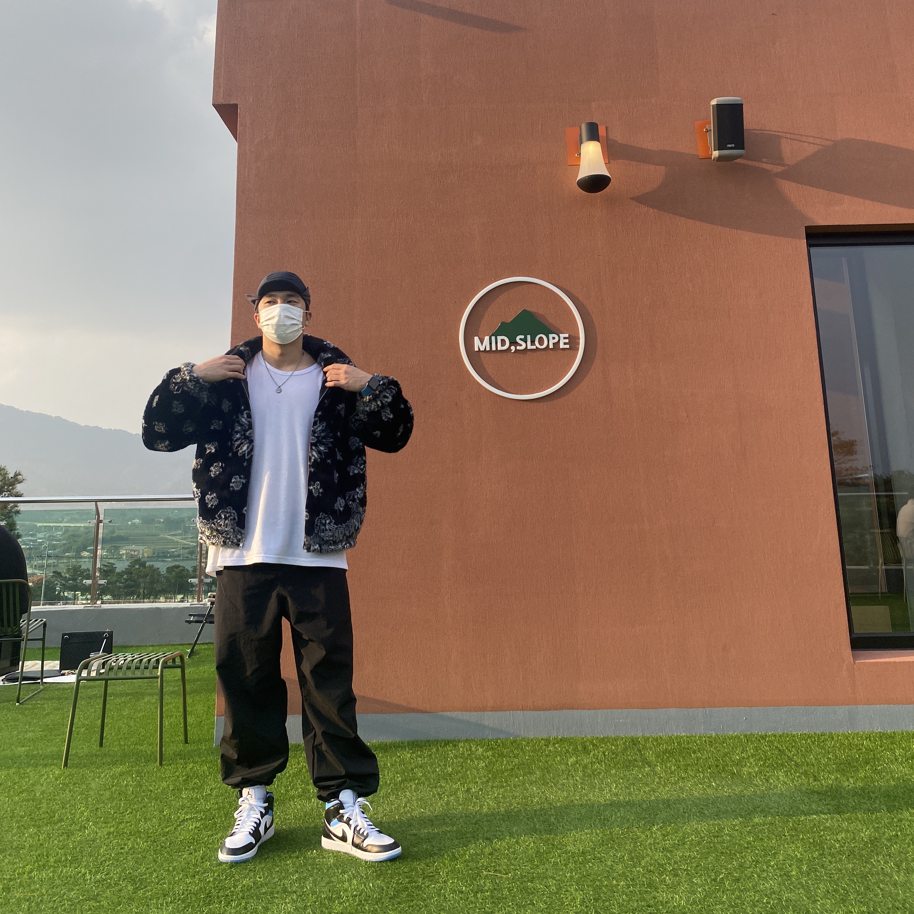 (W) Jordan 1 Mid White Black University Blue, Supreme Bandana Faux Fur Bomber Jacket Black - 21SS 착용 스타일