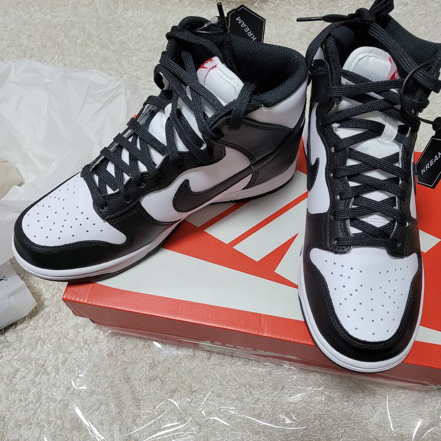 (W) Nike Dunk High Black and White 착용 스타일 - 1