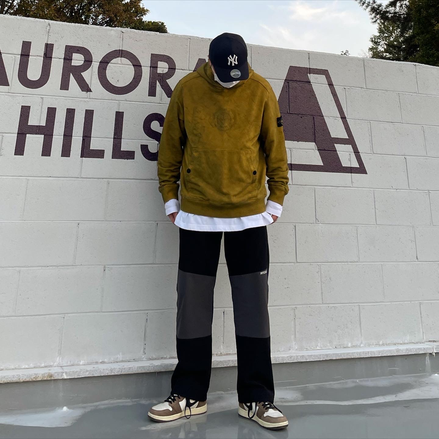 Supreme x Stone Island Dust Colour Hooded Sweatshirt Red - 19SS, Jordan 1 x Travis Scott Retro High OG SP Mocha 착용 스타일 - 2