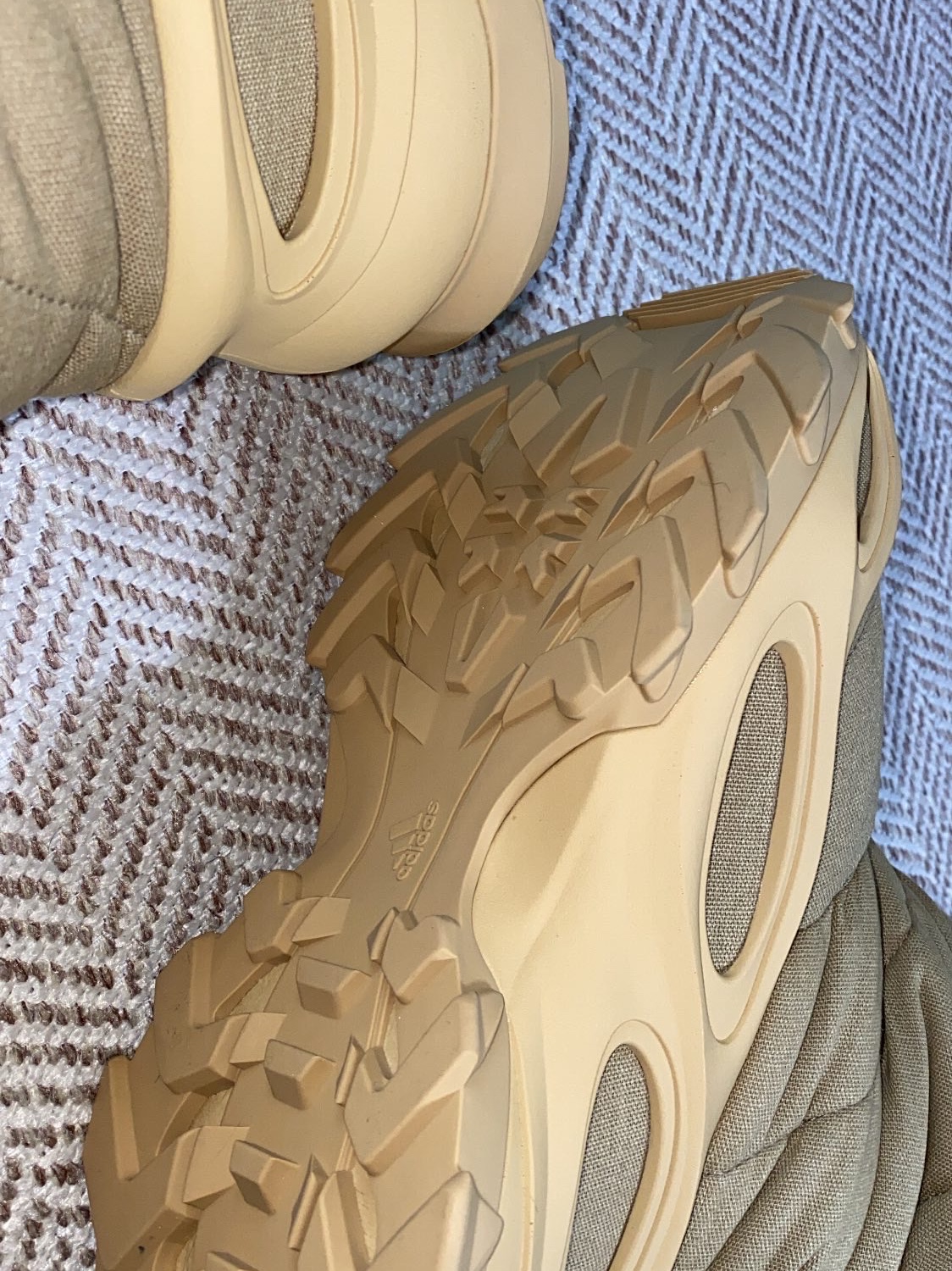 Adidas Yeezy NSLTD Boot Khaki 착용 스타일 - 3