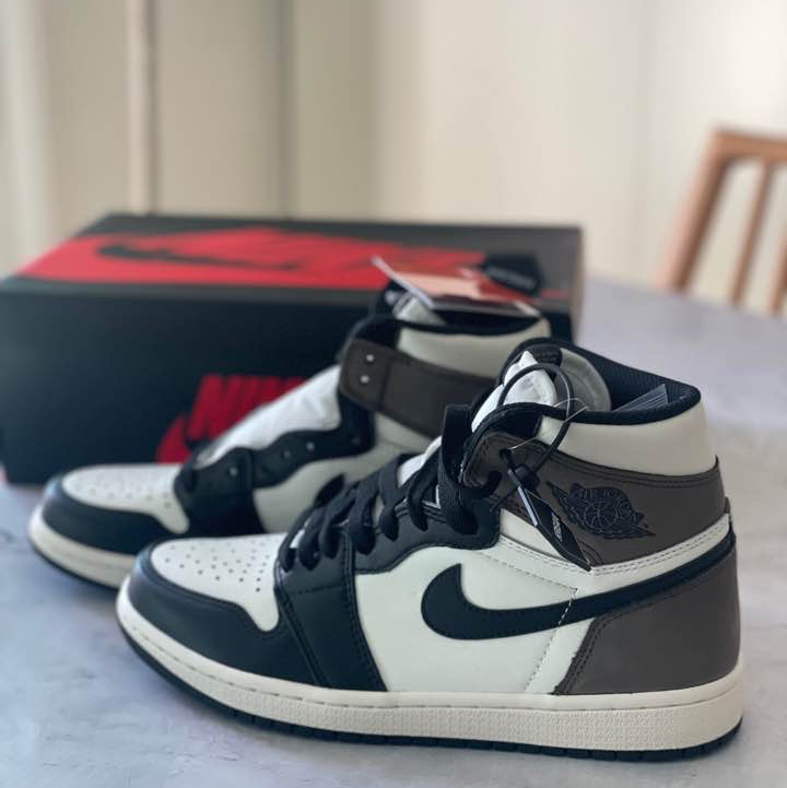 Jordan 1 Retro High OG Black Mocha 착용 스타일 - 2