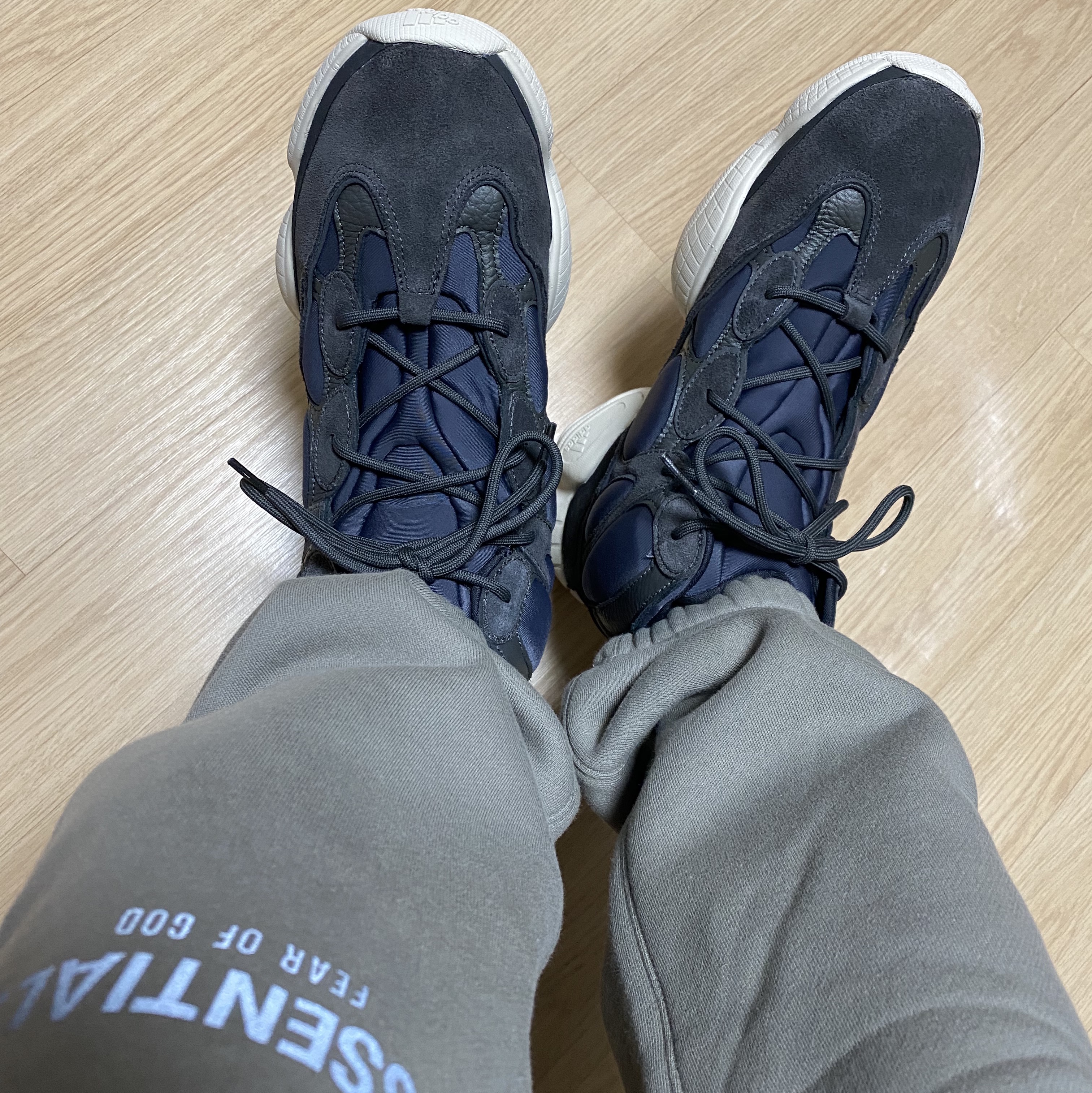 Adidas Yeezy 500 High Slate, Essentials Sweatpants Cement - 20FW 착용 스타일