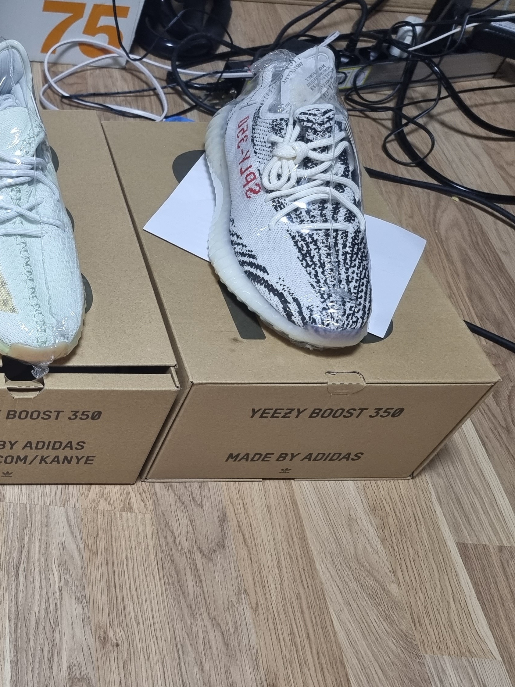 Adidas Yeezy Boost 350 V2 Zebra 2017/2019/2020 착용 스타일