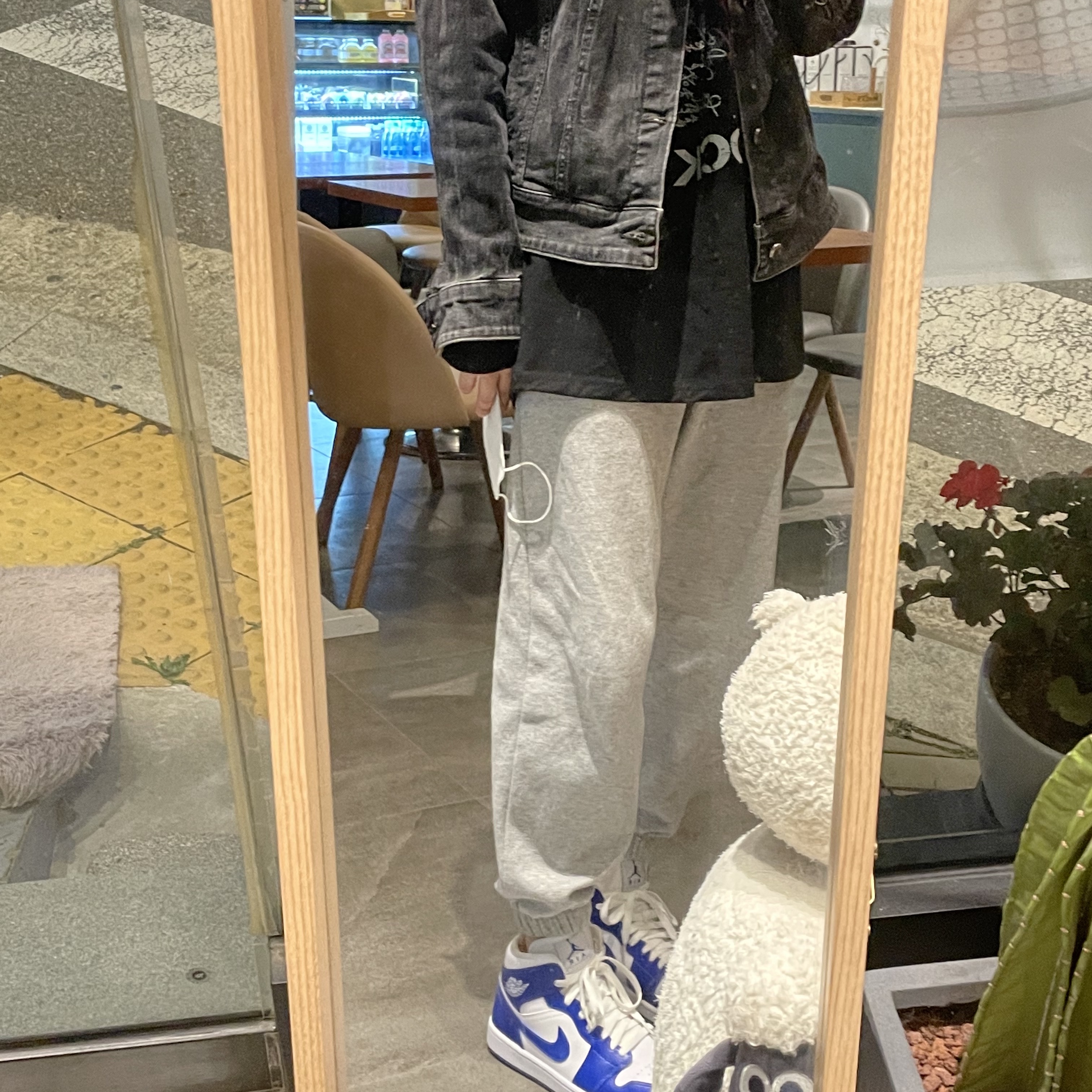 (W) Jordan 1 Mid White Hyper Royal 착용 스타일 - 1