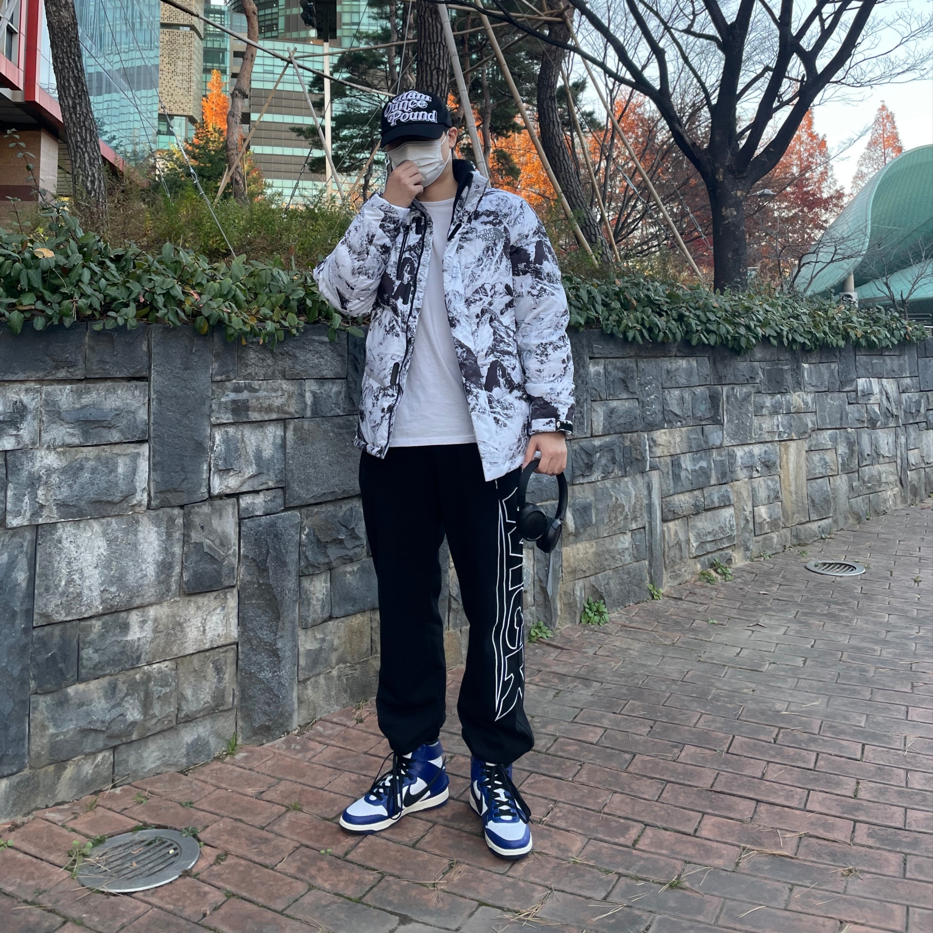 Nike x Ambush Dunk High Deep Royal Blue, The North Face Challenge Air Down Jacket Gray 착용 스타일