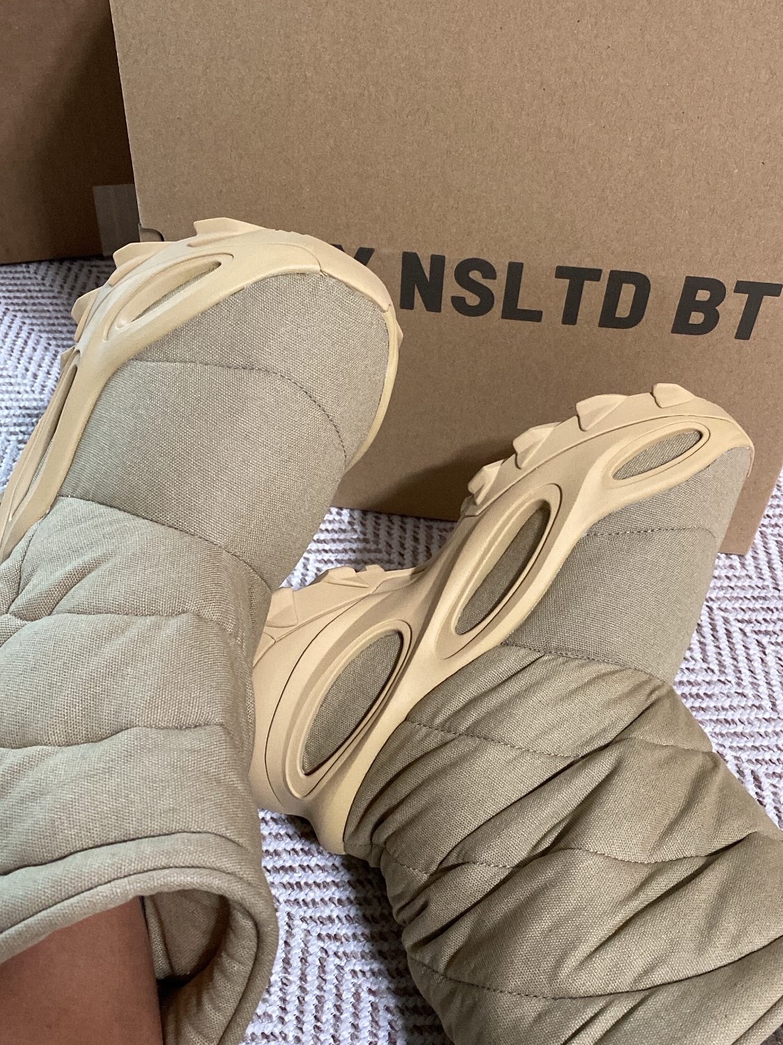 Adidas Yeezy NSLTD Boot Khaki 착용 스타일 - 2
