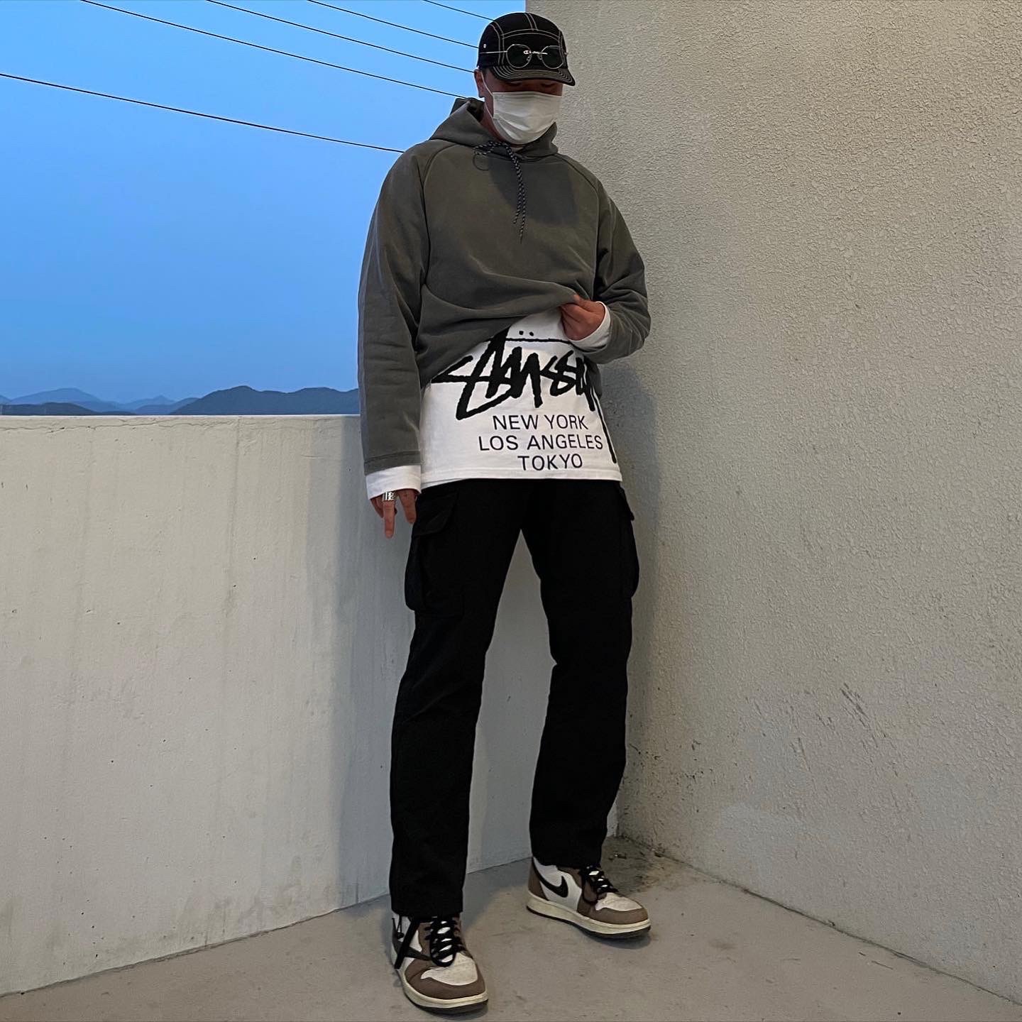 Stussy x Takahiromiyashita The Soloist 40 WT T-Shirt, Jordan 1 x Travis Scott Retro High OG SP Mocha 착용 스타일