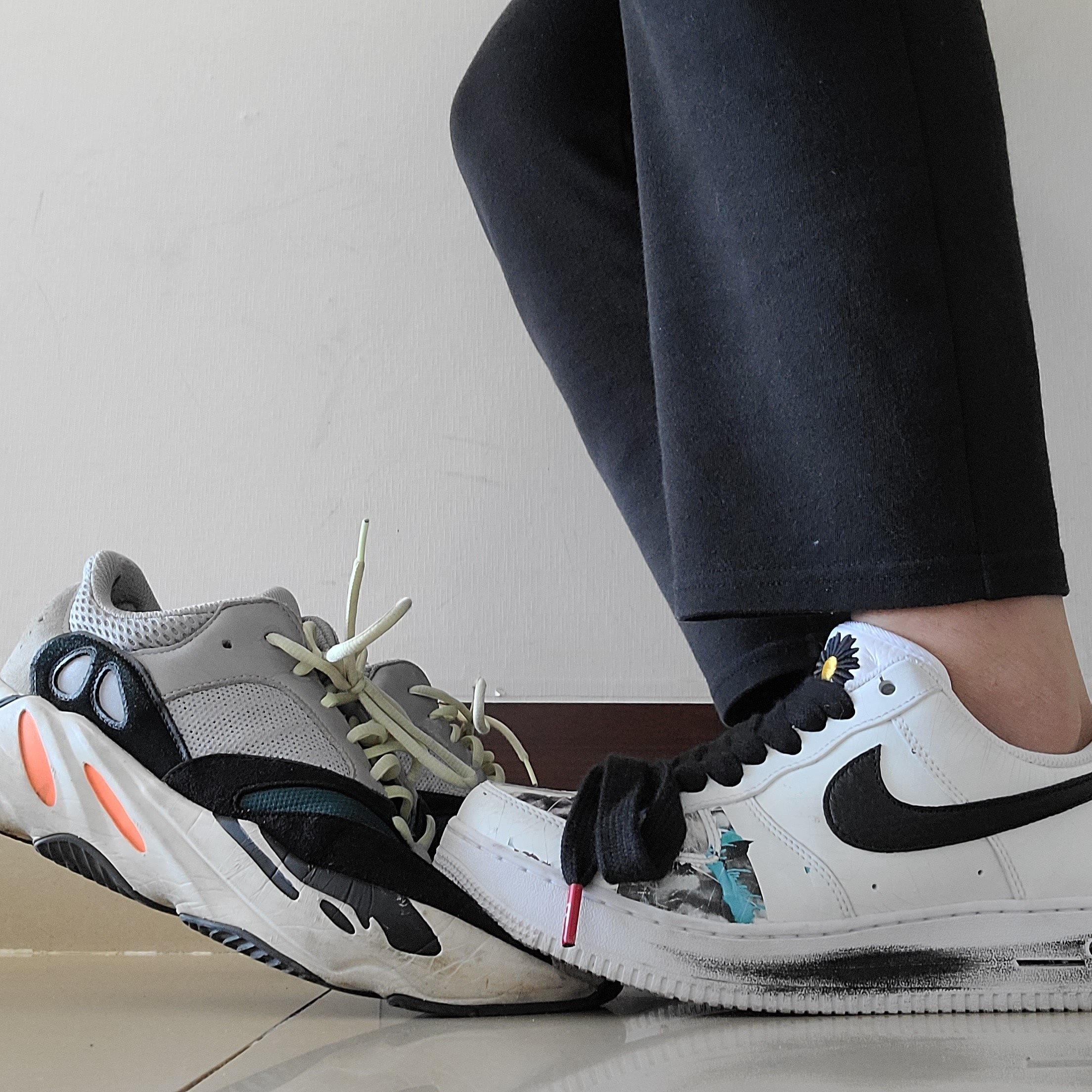 Adidas Yeezy Boost 700 Wave Runner Solid Grey 2017/2019, Nike x Peaceminusone Air Force 1 Low Para-Noise 2.0 착용 스타일